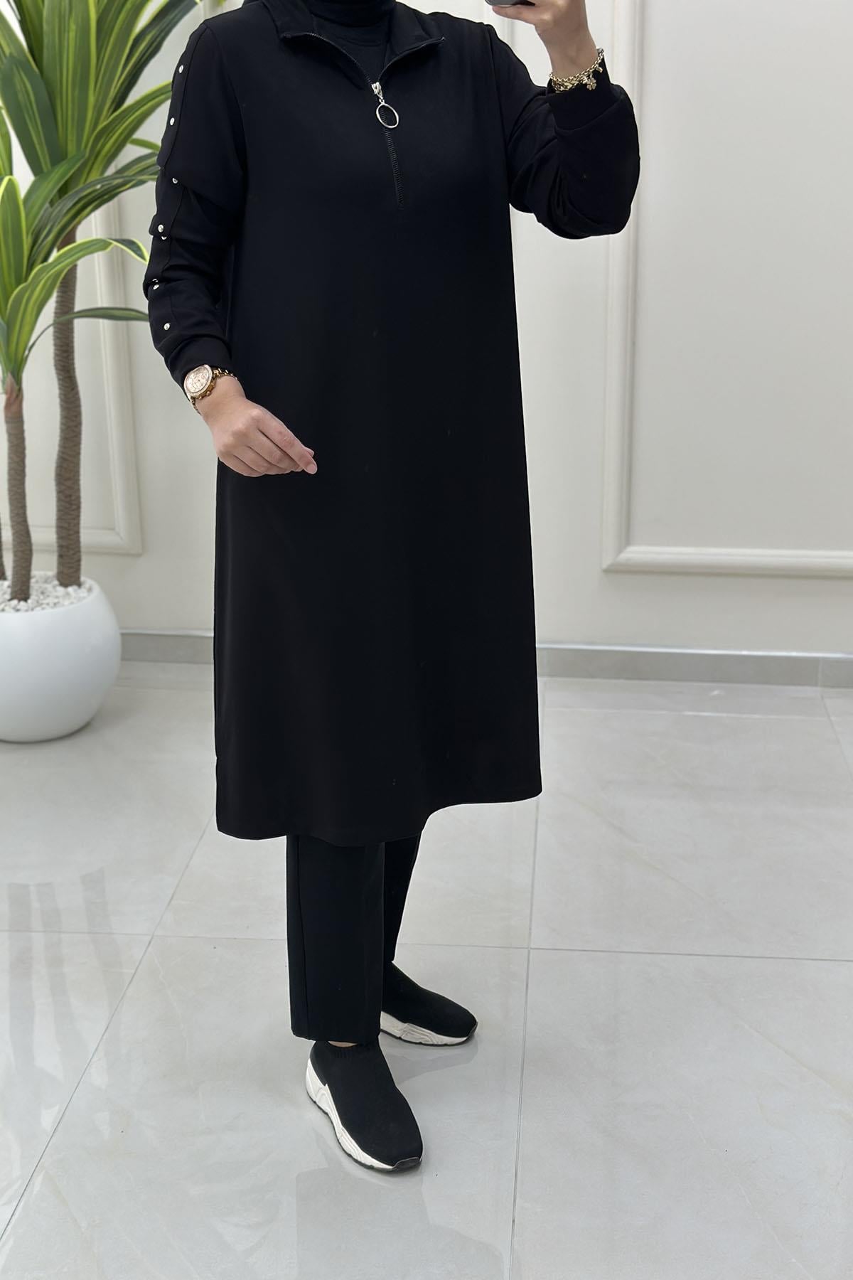 Tesettür Tunik ModelleriÖnü Yarım Fermuarlı Kol Zımba Detaylı Kadın Tunik Siyah KADO 257462