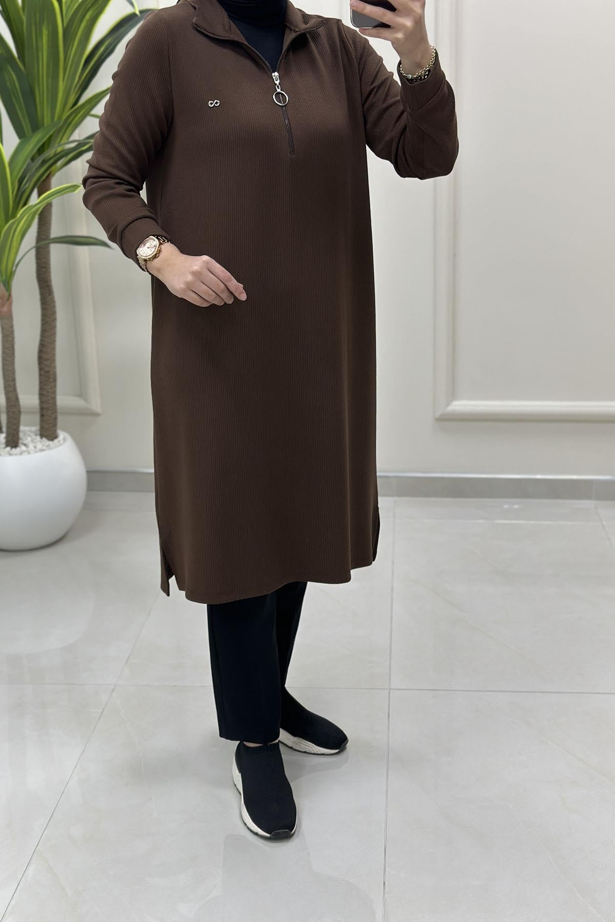 Tesettür Tunik ModelleriÖnü Yarım Fermuarlı Örme Kumaş Kadın Tunik Kahverengi KADO 257100