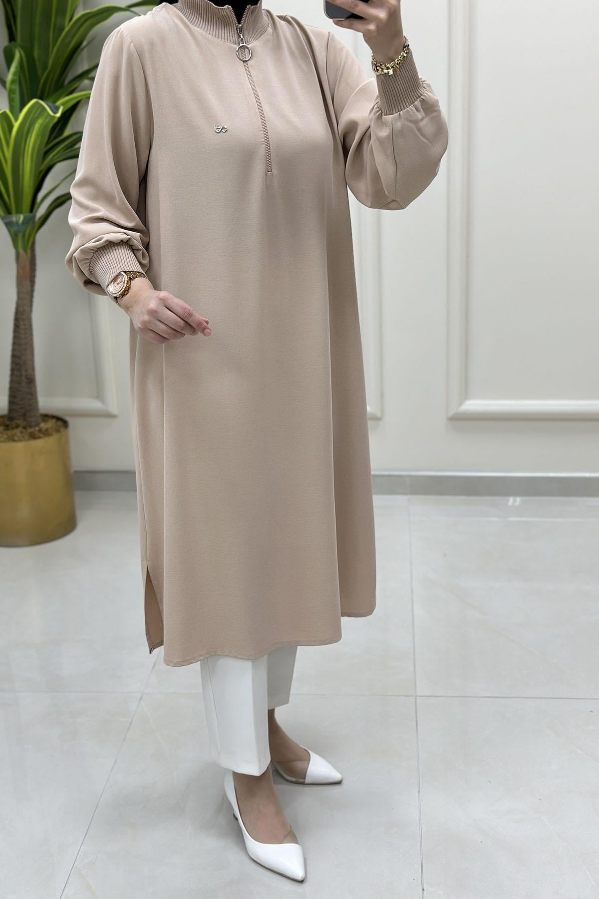 Tesettür Tunik ModelleriÖnü Yarım Fermuarlı Ribana Detaylı Kadın Tunik Bej KADO 251491