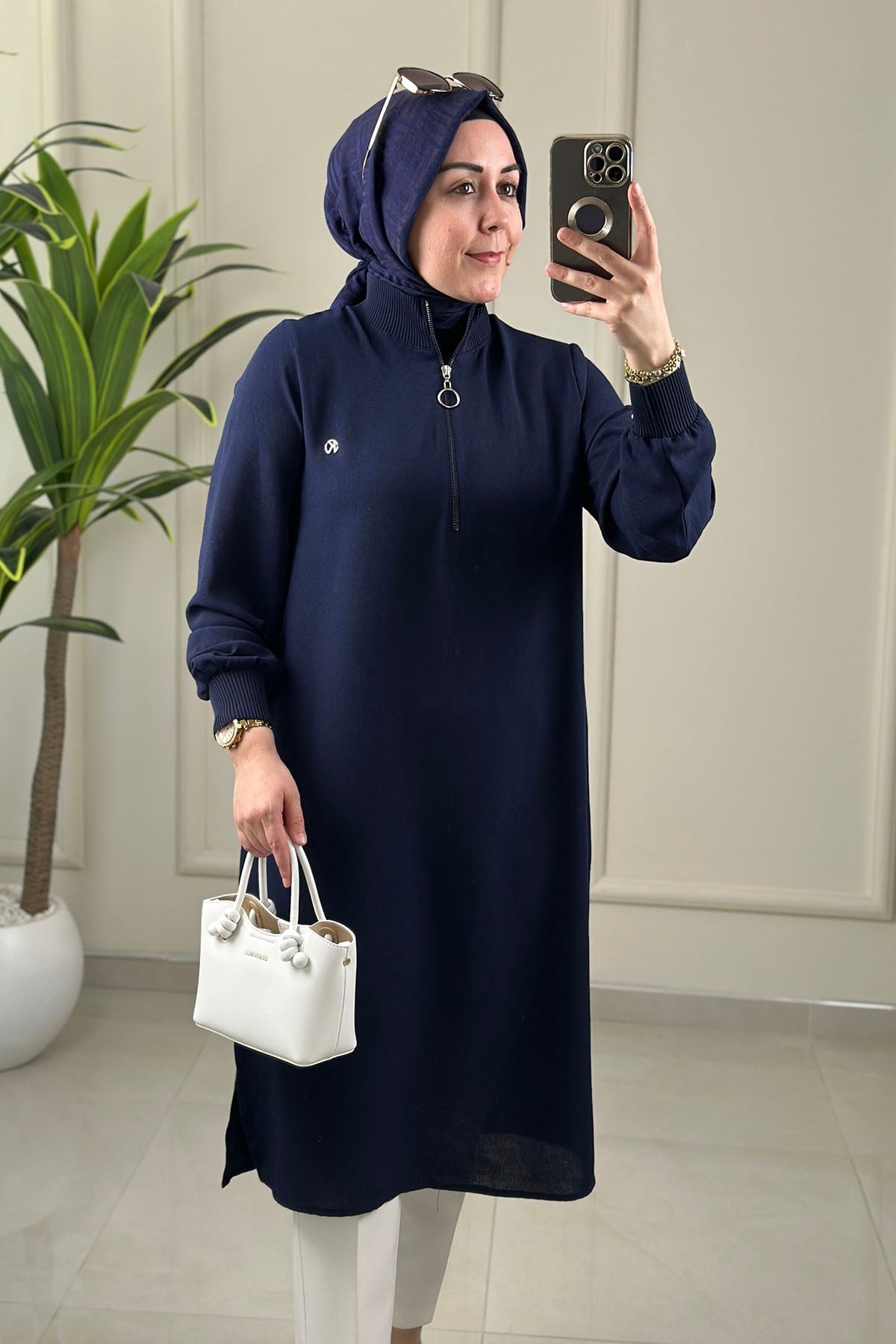 Tesettür Tunik ModelleriÖnü Yarım Fermuarlı Yaka ve Kol Ribanalı Kadın Tunik Lacivert KADO 263918
