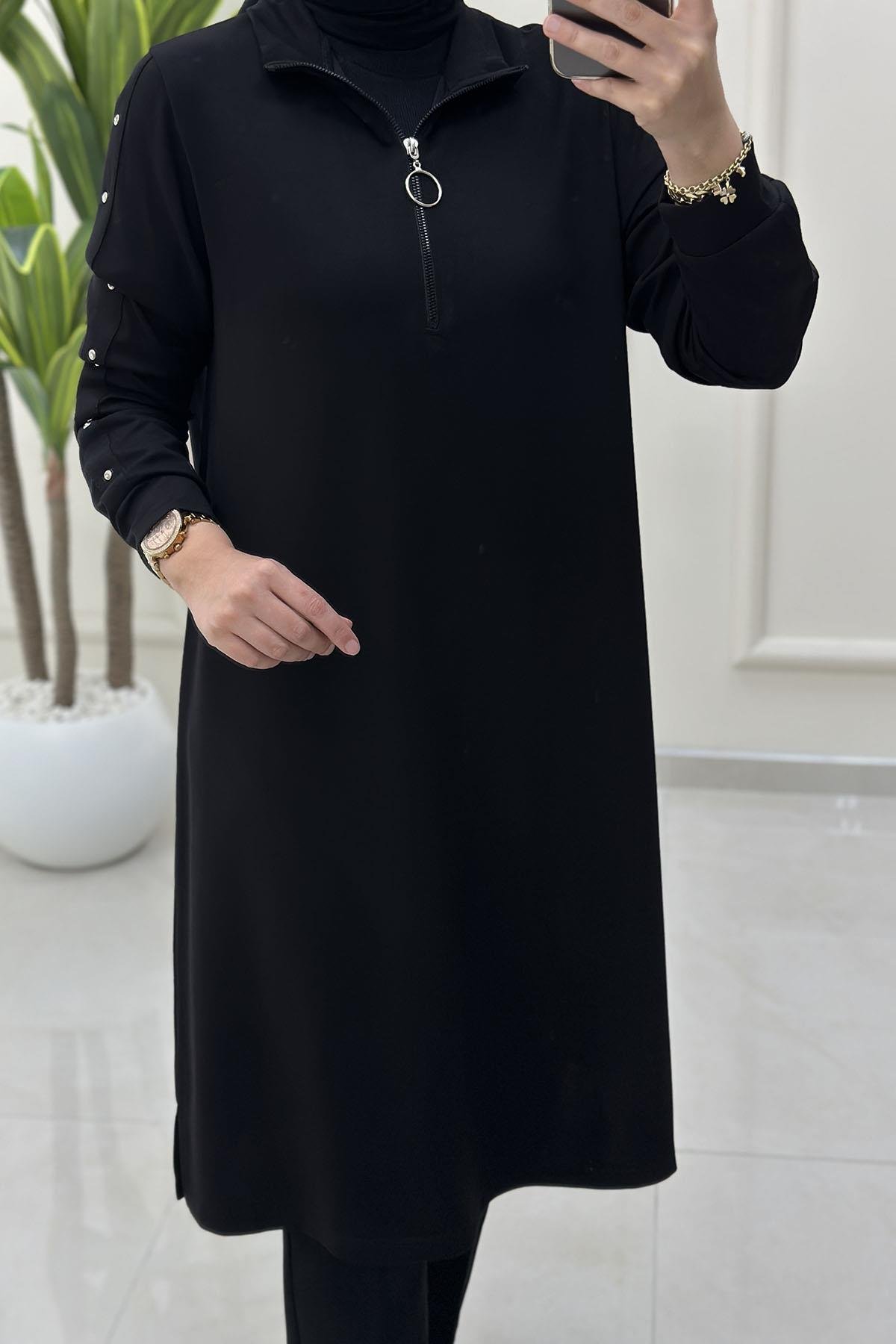 Tesettür Tunik ModelleriÖnü Yarım Fermuarlı Kol Zımba Detaylı Kadın Tunik Siyah KADO 257462