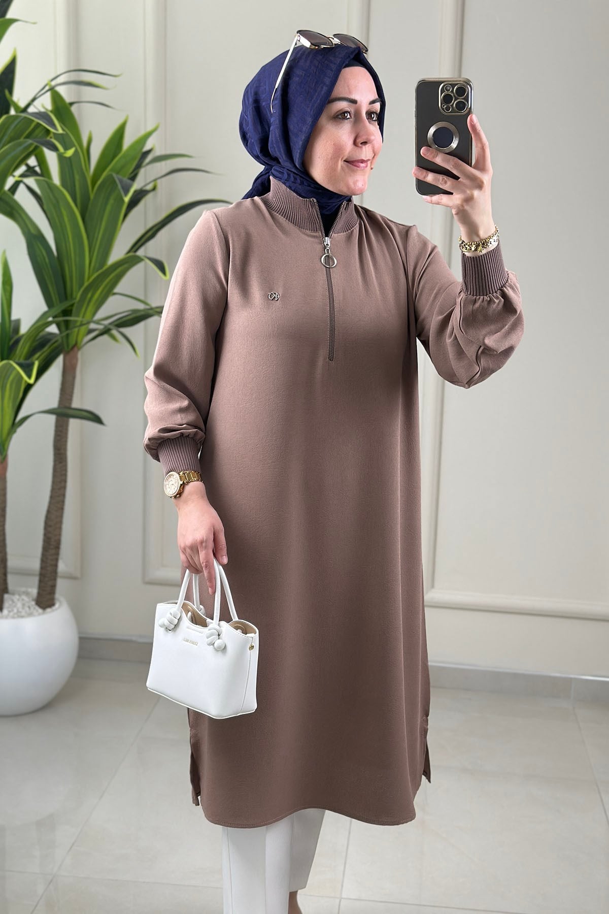 Tesettür Tunik ModelleriÖnü Yarım Fermuarlı Yaka ve Kol Ribanalı Kadın Tunik Sütlü Kahve KADO 263918