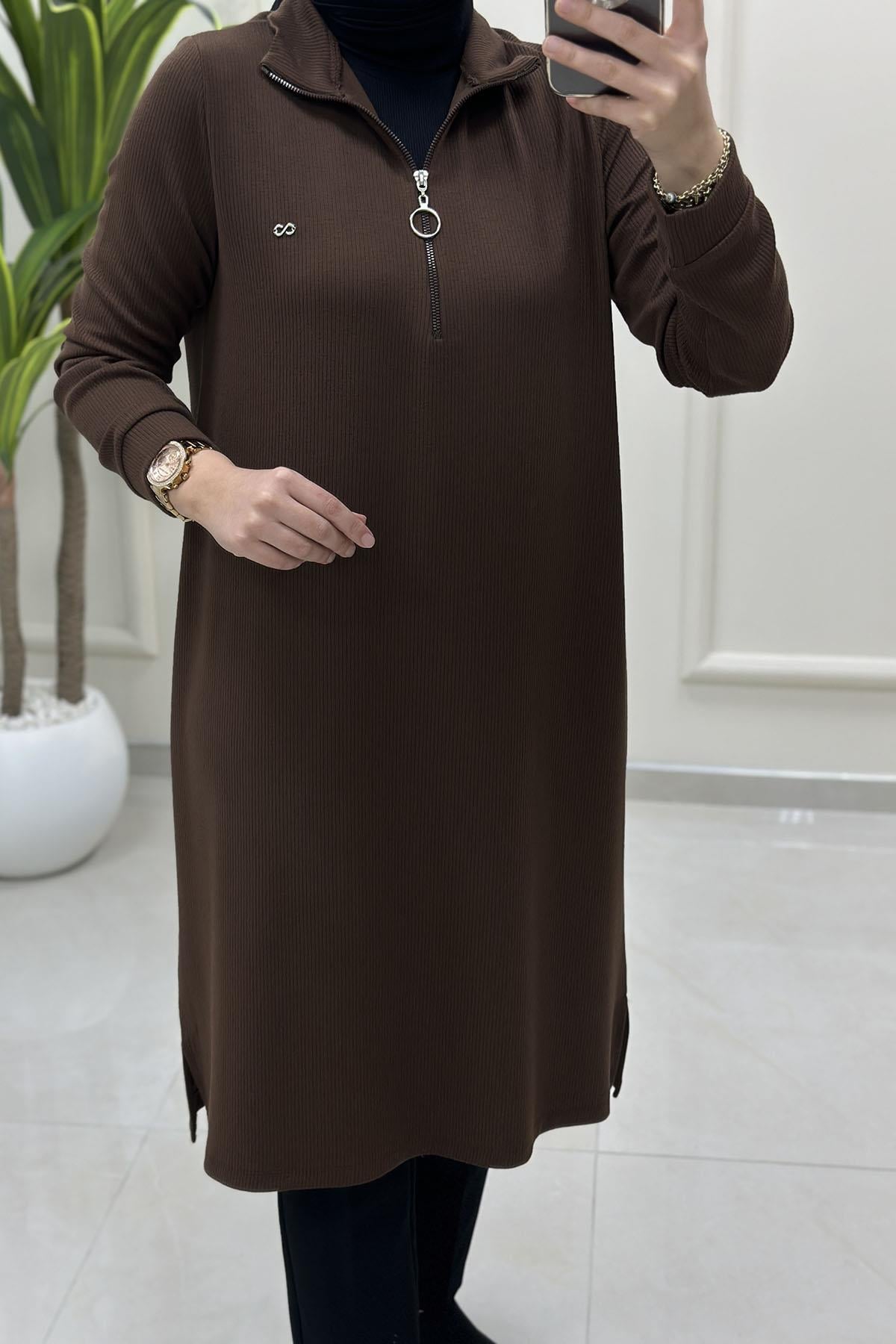 Tesettür Tunik ModelleriÖnü Yarım Fermuarlı Örme Kumaş Kadın Tunik Kahverengi KADO 257100