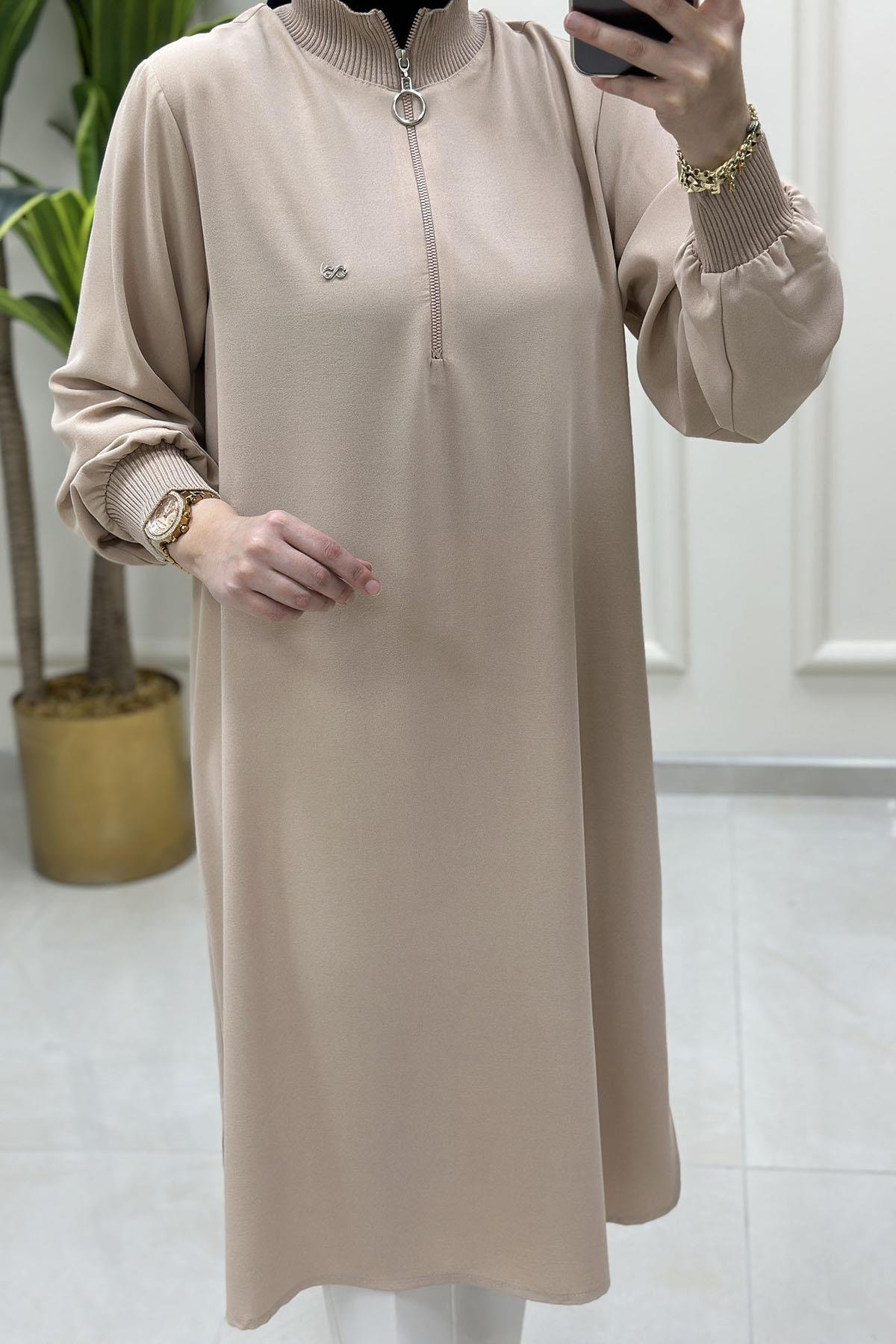 Tesettür Tunik ModelleriÖnü Yarım Fermuarlı Ribana Detaylı Kadın Tunik Bej KADO 251491