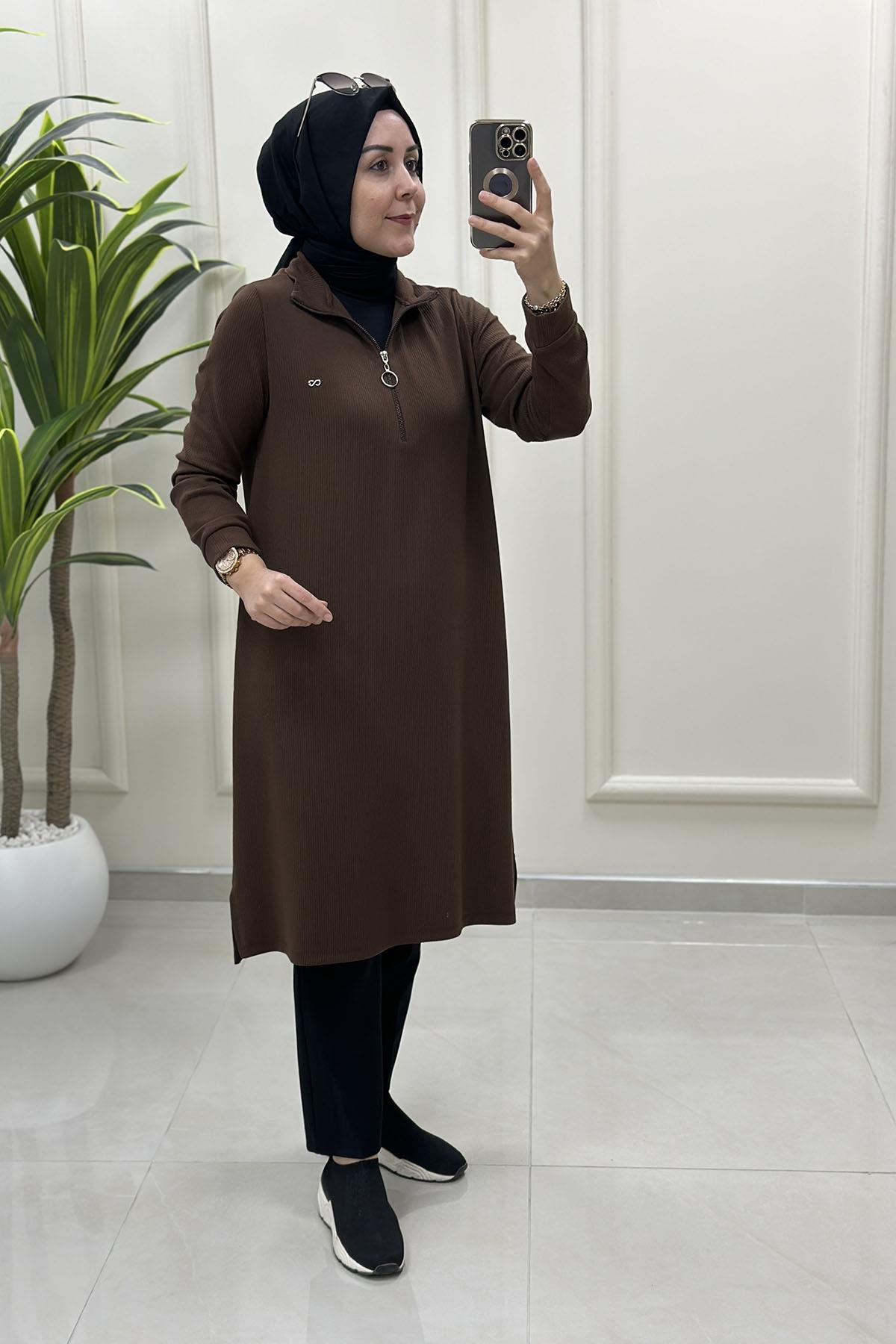 Tesettür Tunik ModelleriÖnü Yarım Fermuarlı Örme Kumaş Kadın Tunik Kahverengi KADO 257100