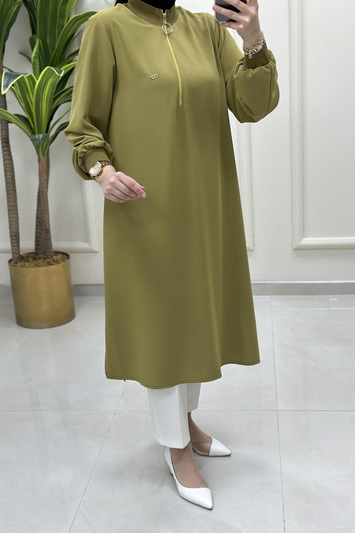 Tesettür Tunik ModelleriÖnü Yarım Fermuarlı Ribana Detaylı Kadın Tunik Yağ Yeşili KADO 251491