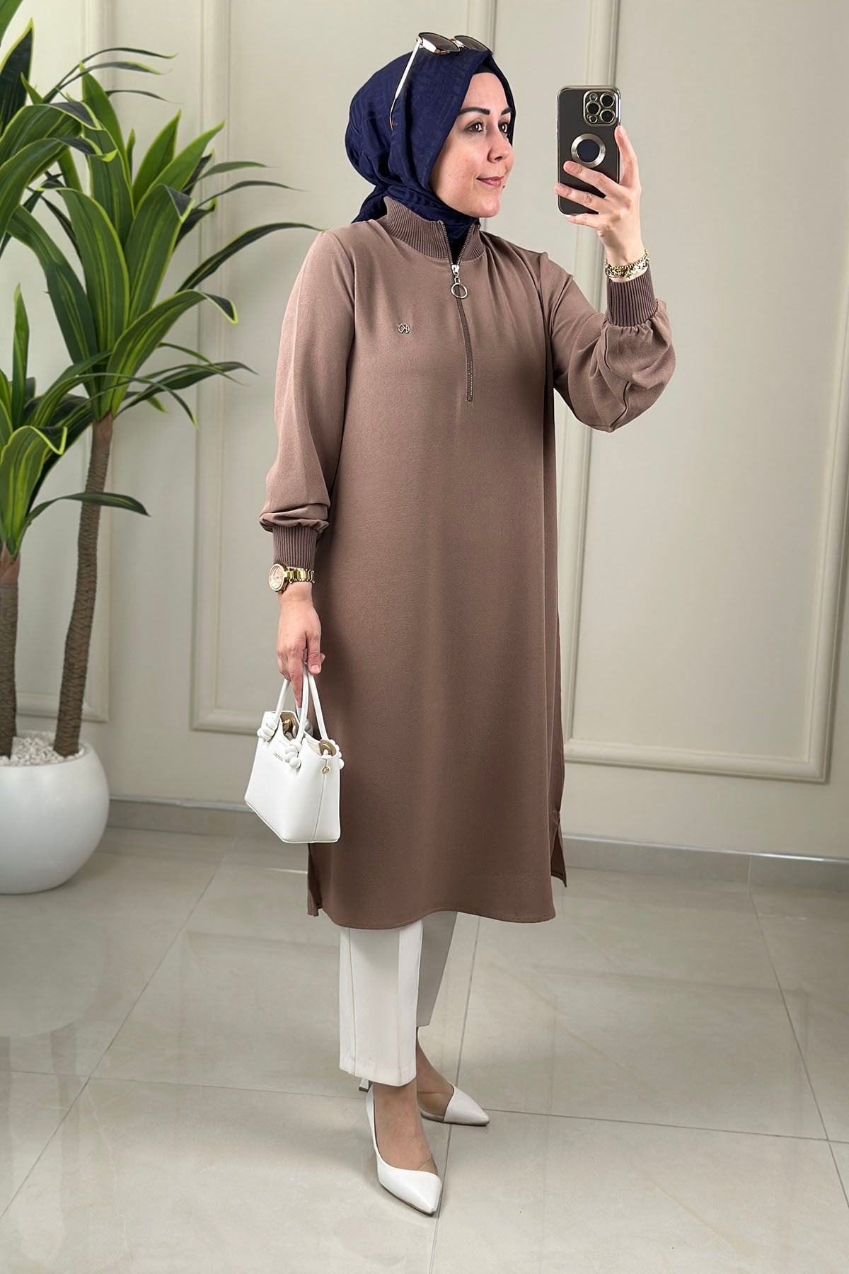 Tesettür Tunik ModelleriÖnü Yarım Fermuarlı Yaka ve Kol Ribanalı Kadın Tunik Sütlü Kahve KADO 263918