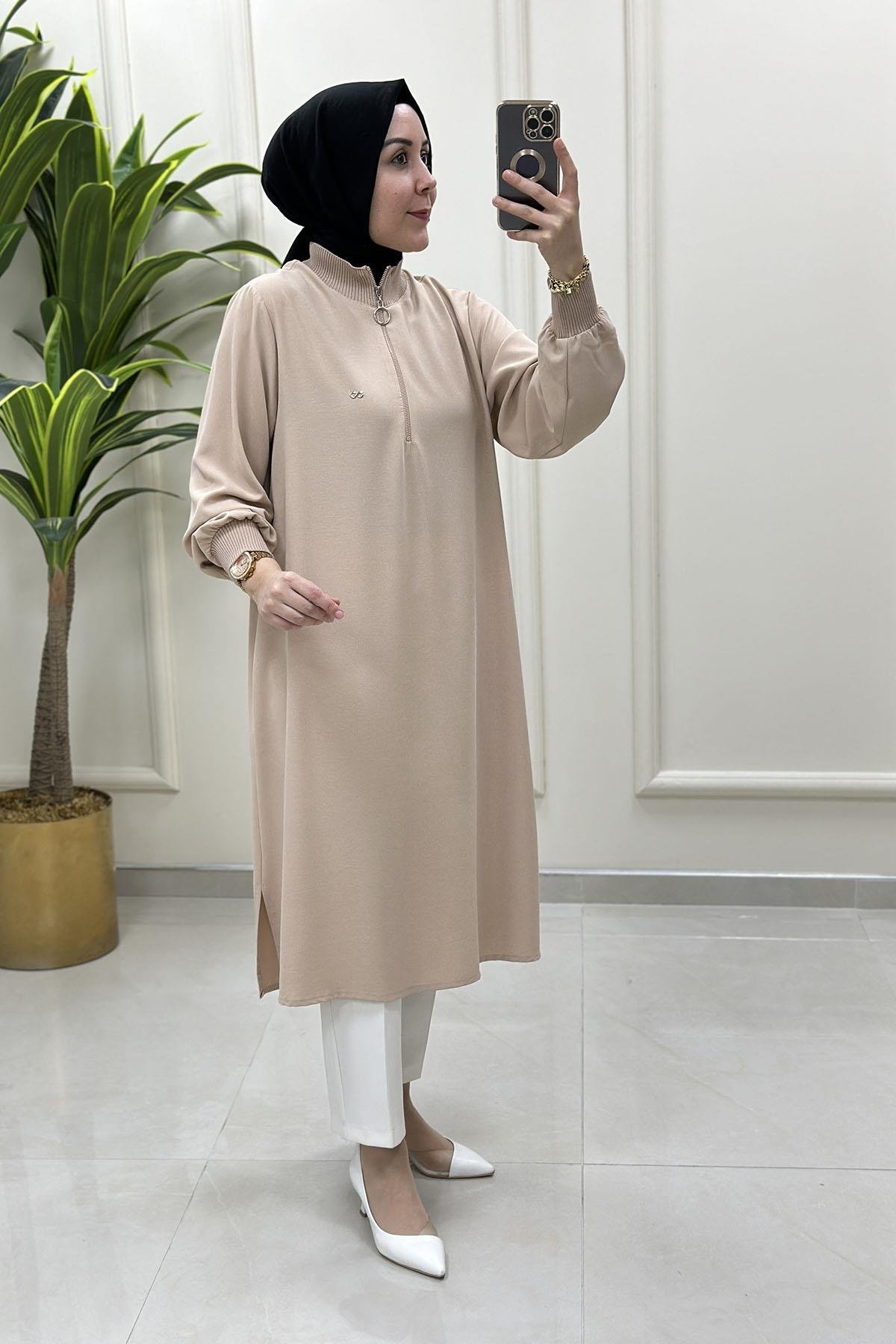 Tesettür Tunik ModelleriÖnü Yarım Fermuarlı Ribana Detaylı Kadın Tunik Bej KADO 251491