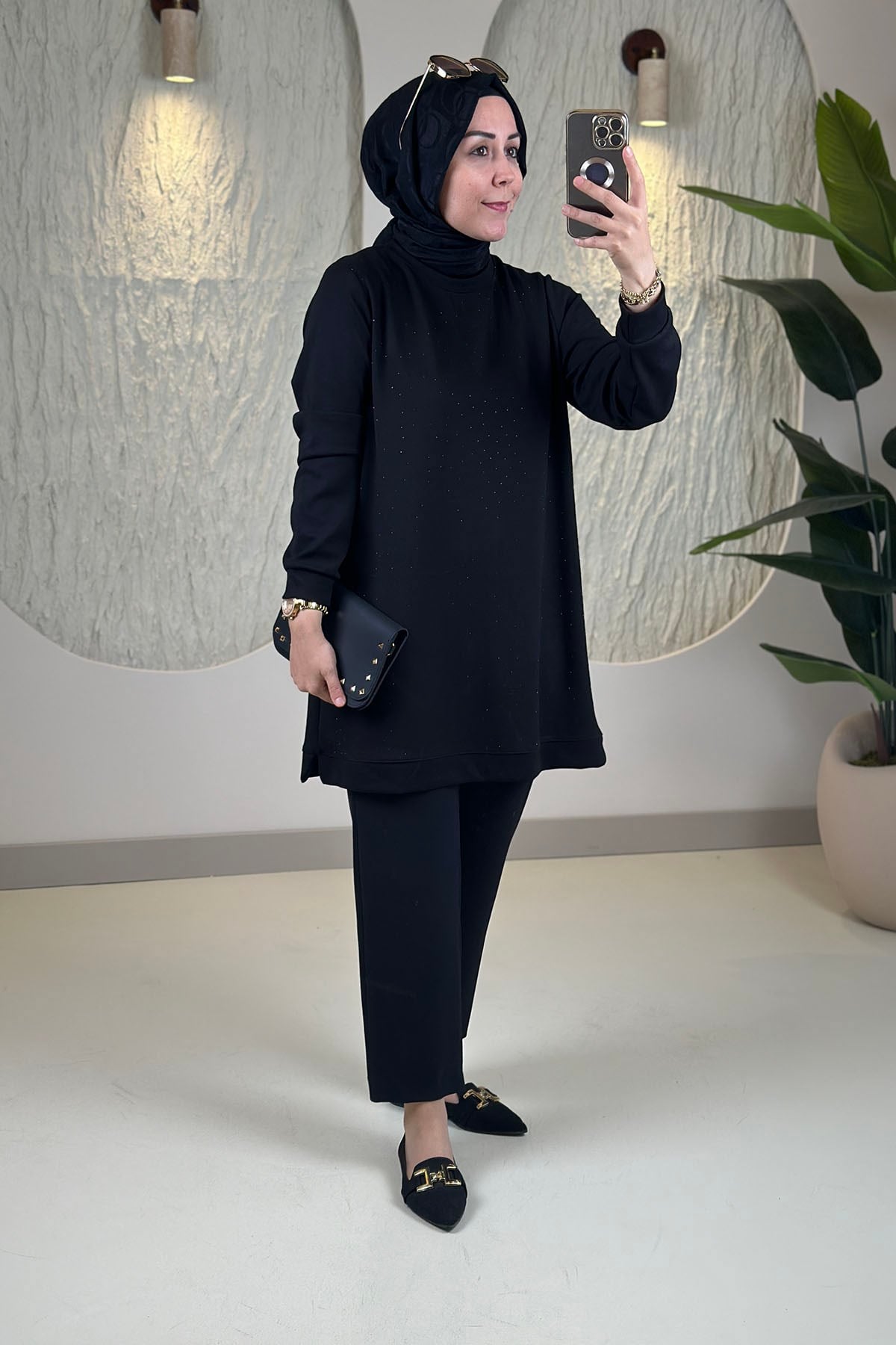 Tesettür Tunik ModelleriOysho Önü Serpme Taş Detaylı Kadın Tunik Siyah KADO 268496
