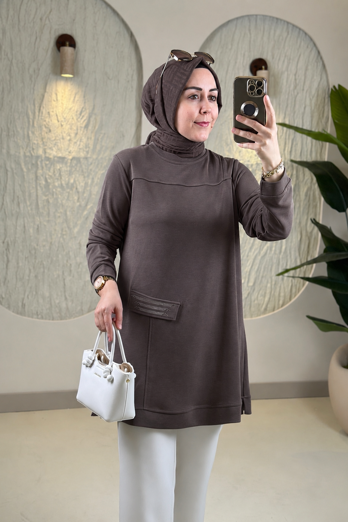 Tesettür Tunik ModelleriPike Kumaş Biyeli Kapak Cep Taş Detaylı Kadın Tunik Kahverengi KADO 268242 
