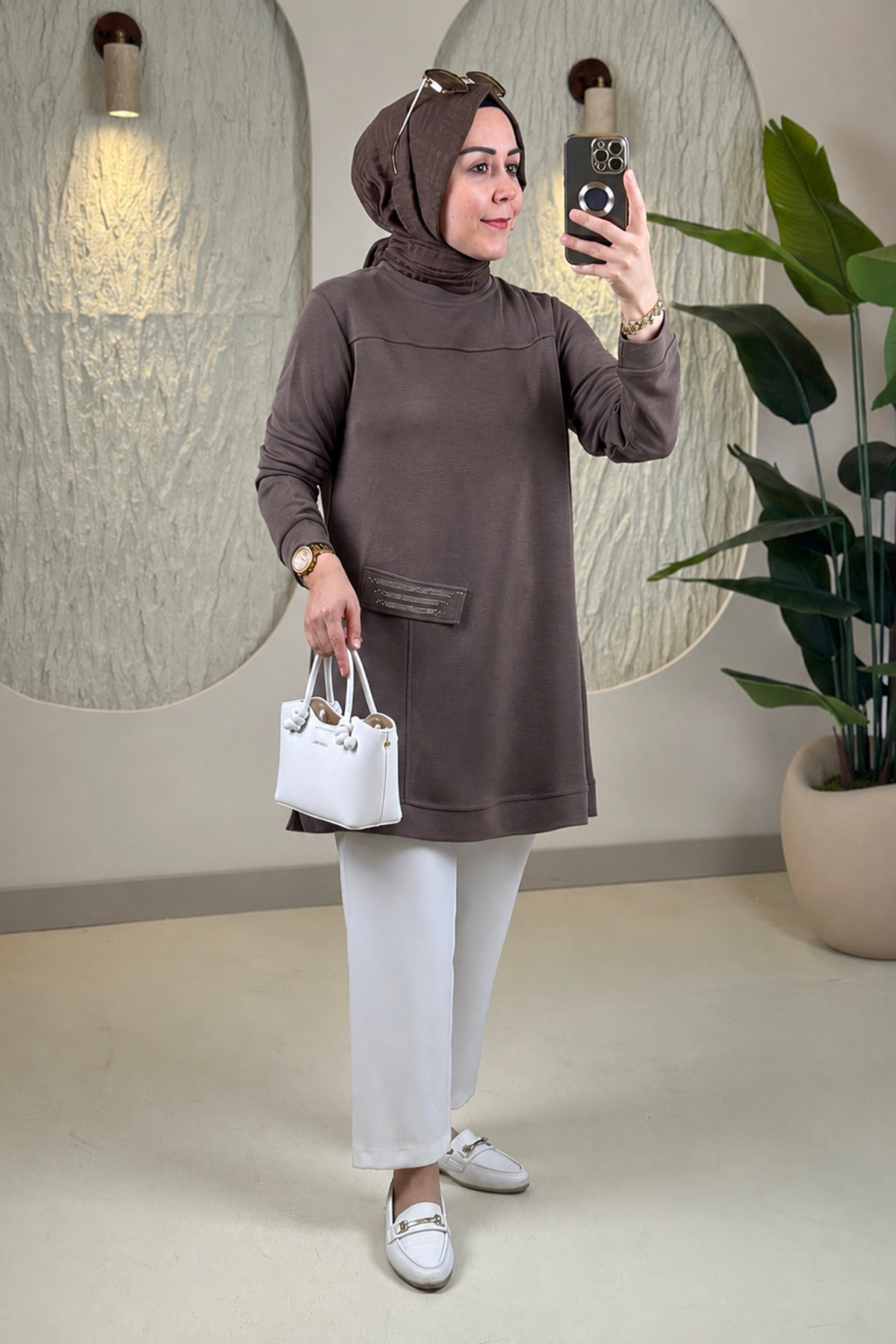 Tesettür Tunik ModelleriPike Kumaş Biyeli Kapak Cep Taş Detaylı Kadın Tunik Kahverengi KADO 268242 