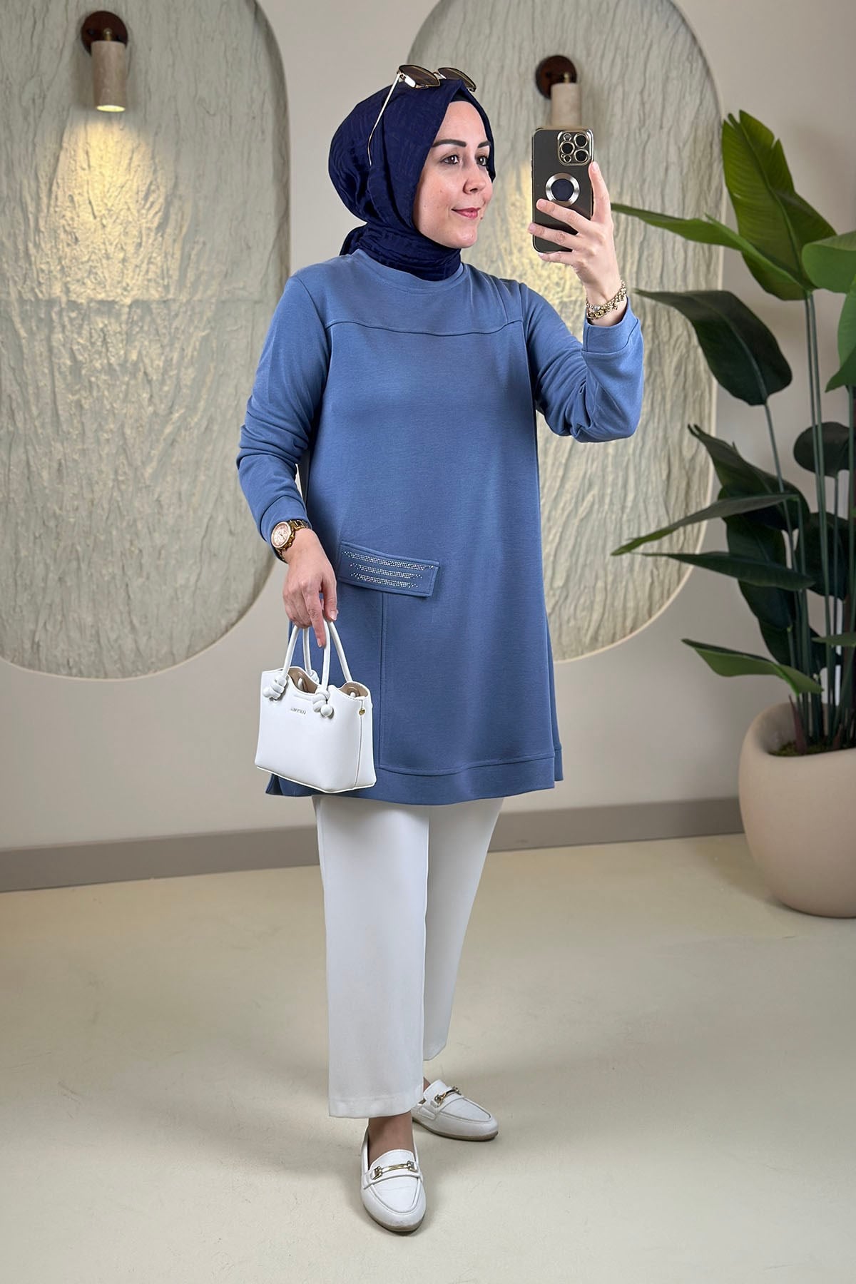 Tesettür Tunik ModelleriPike Kumaş Biyeli Kapak Cep Taş Detaylı Kadın Tunik Mavi KADO 268242 