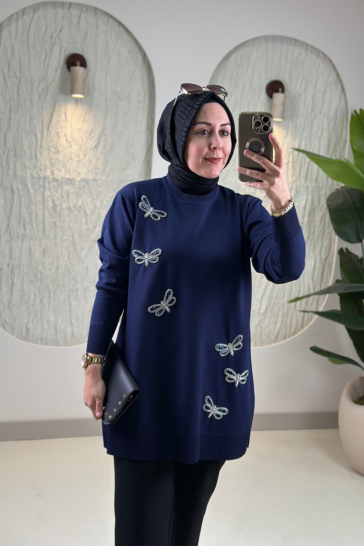 Tesettür Tunik ModelleriPulpayet ve Boncuk Kelebek Nakış İşlemeli Kadın Triko Tunik Lacivert SFF 2008
