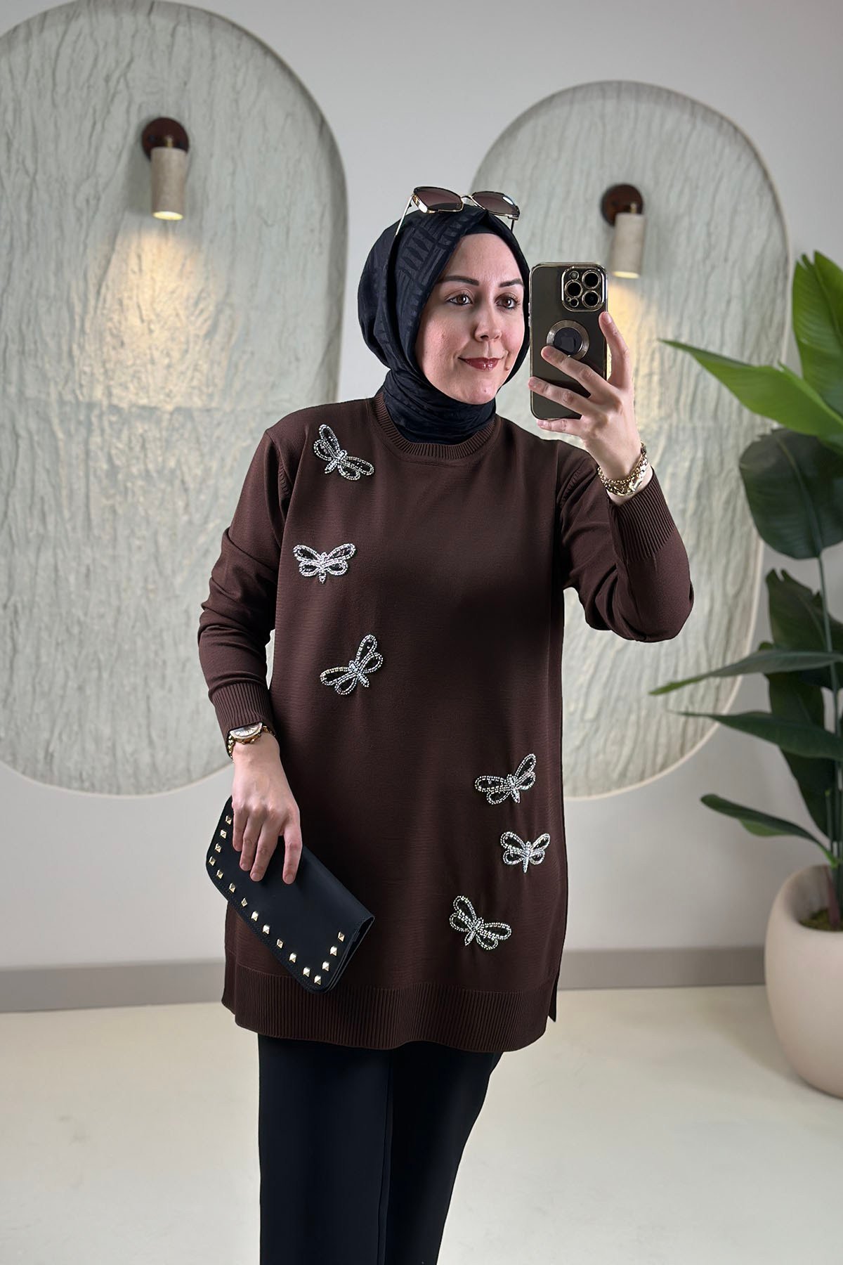Tesettür Tunik ModelleriPulpayet ve Boncuk Kelebek Nakış İşlemeli Kadın Triko Tunik Kahverengi SFF 2008