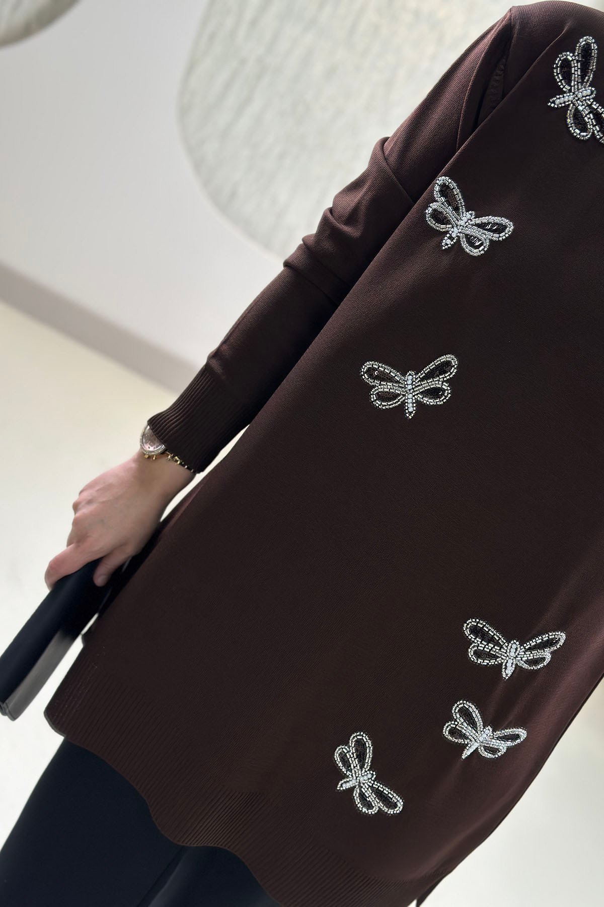 Tesettür Tunik ModelleriPulpayet ve Boncuk Kelebek Nakış İşlemeli Kadın Triko Tunik Kahverengi SFF 2008