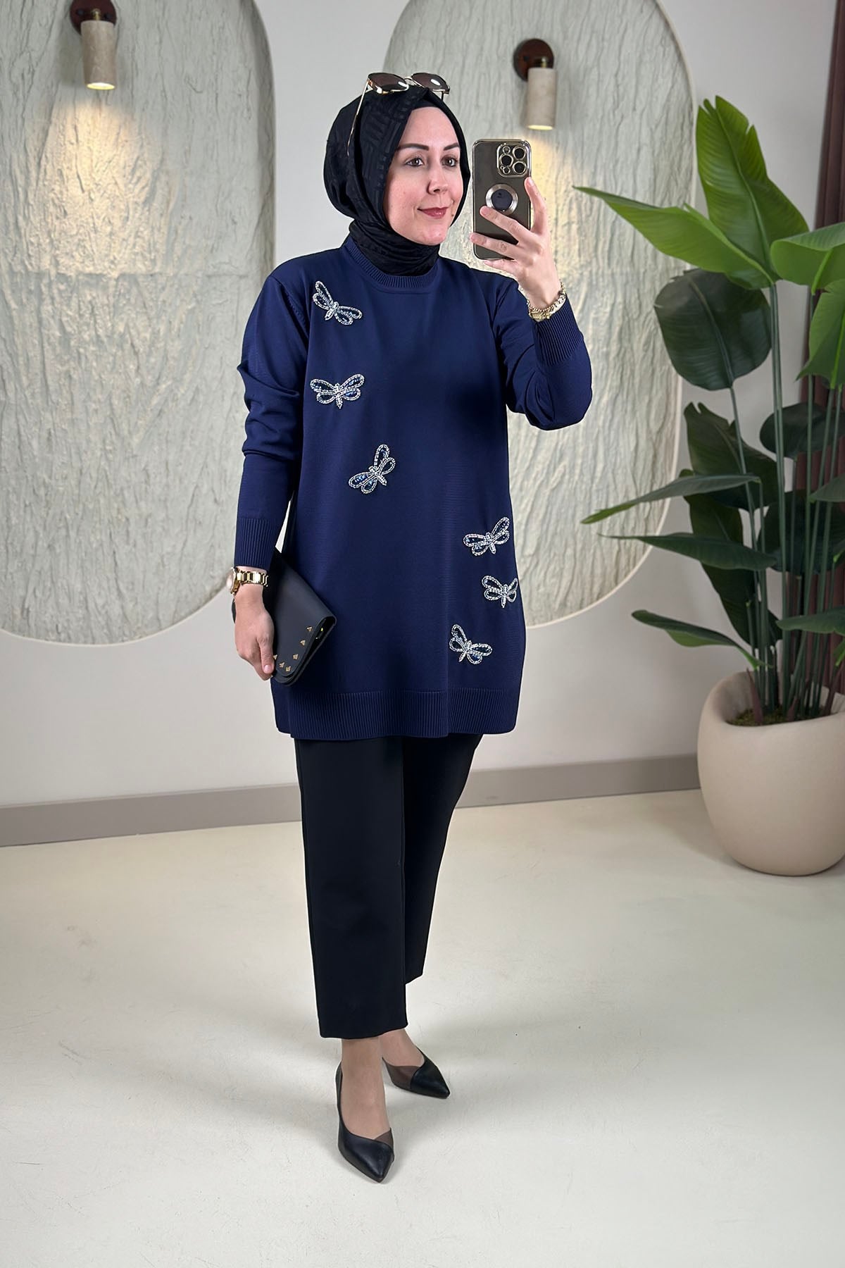 Tesettür Tunik ModelleriPulpayet ve Boncuk Kelebek Nakış İşlemeli Kadın Triko Tunik Lacivert SFF 2008