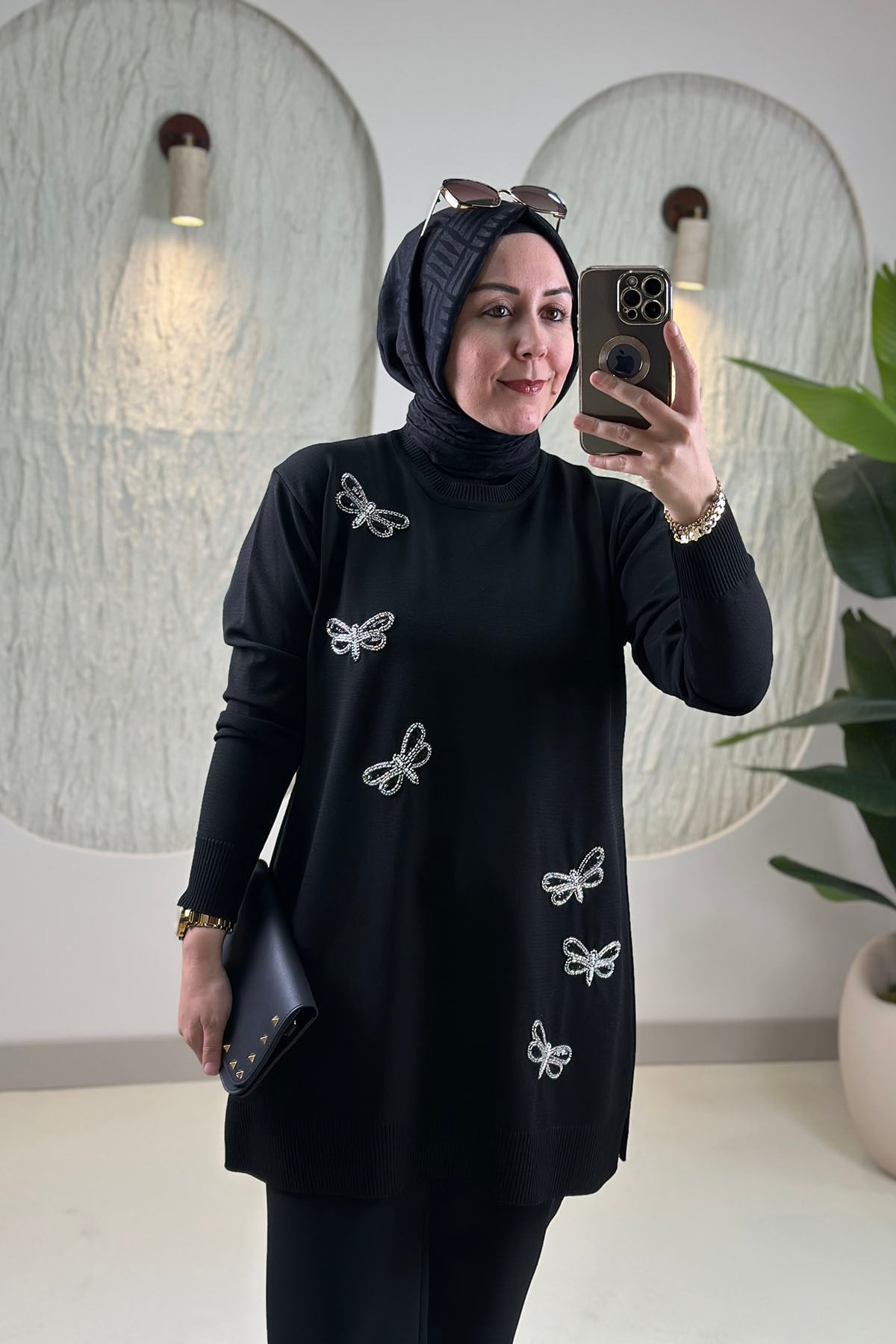 Tesettür Tunik ModelleriPulpayet ve Boncuk Kelebek Nakış İşlemeli Kadın Triko Tunik Siyah SFF 2008