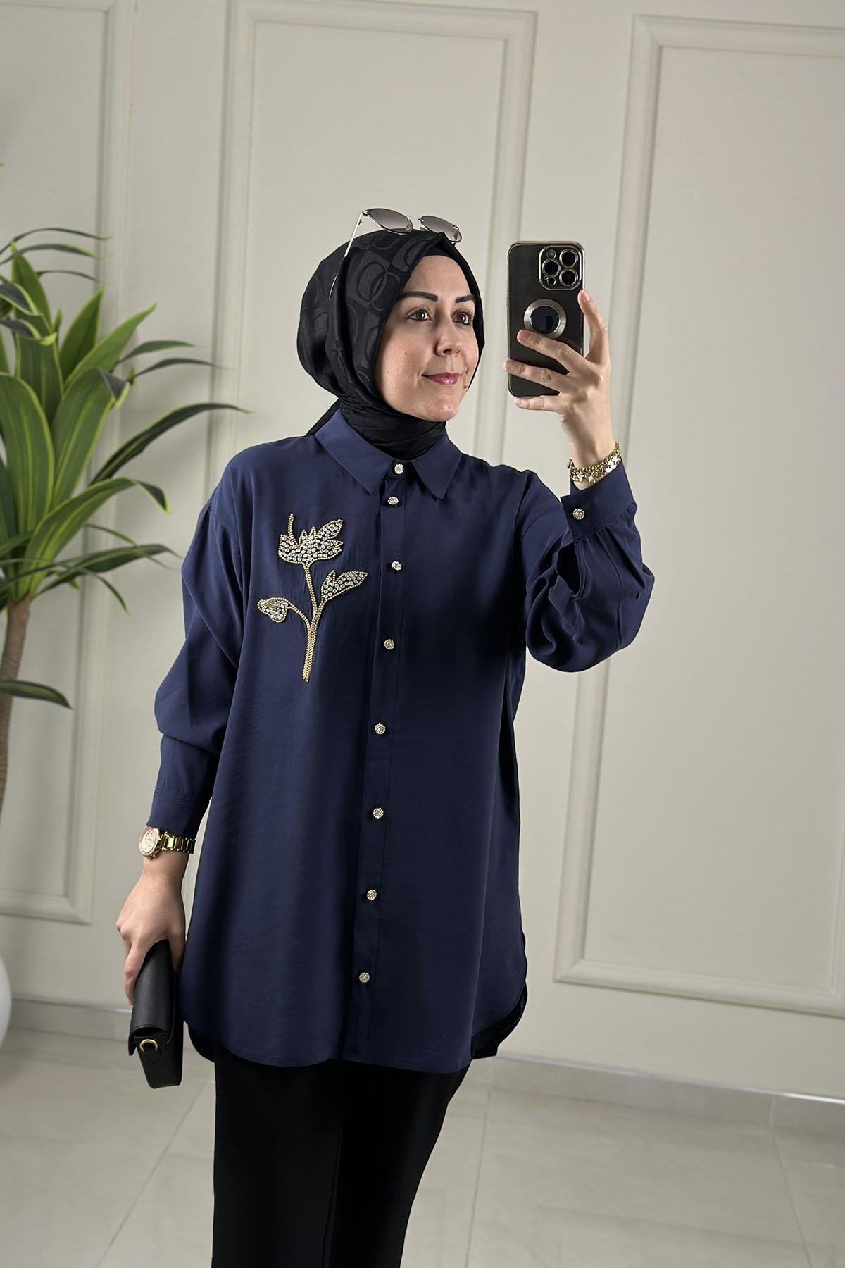 Tesettür Tunik ModelleriQupra Düşük Omuz Taş Detaylı Kadın Tunik Lacivert GNR 222