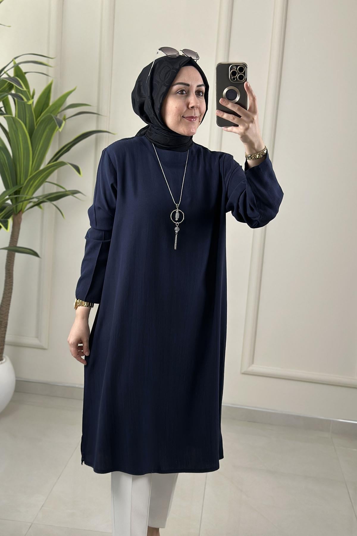 Tesettür Tunik ModelleriQupra Kolye Detaylı Uzun Kadın Tunik Lacivert KADO 251241