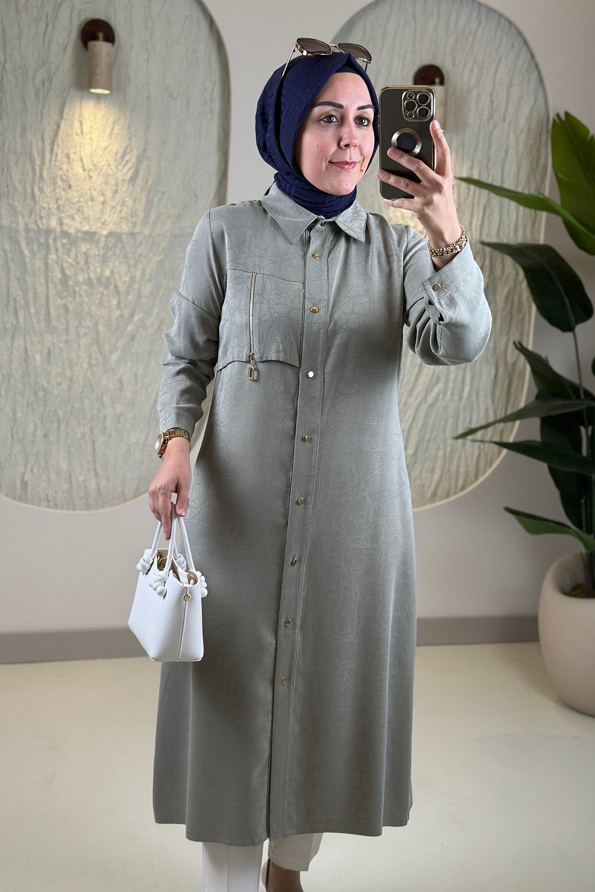 Tesettür Tunik ModelleriQupra Önü Düğmeli Fermuar Detaylı Kadın Tunik Yeşil QTN 7124 
