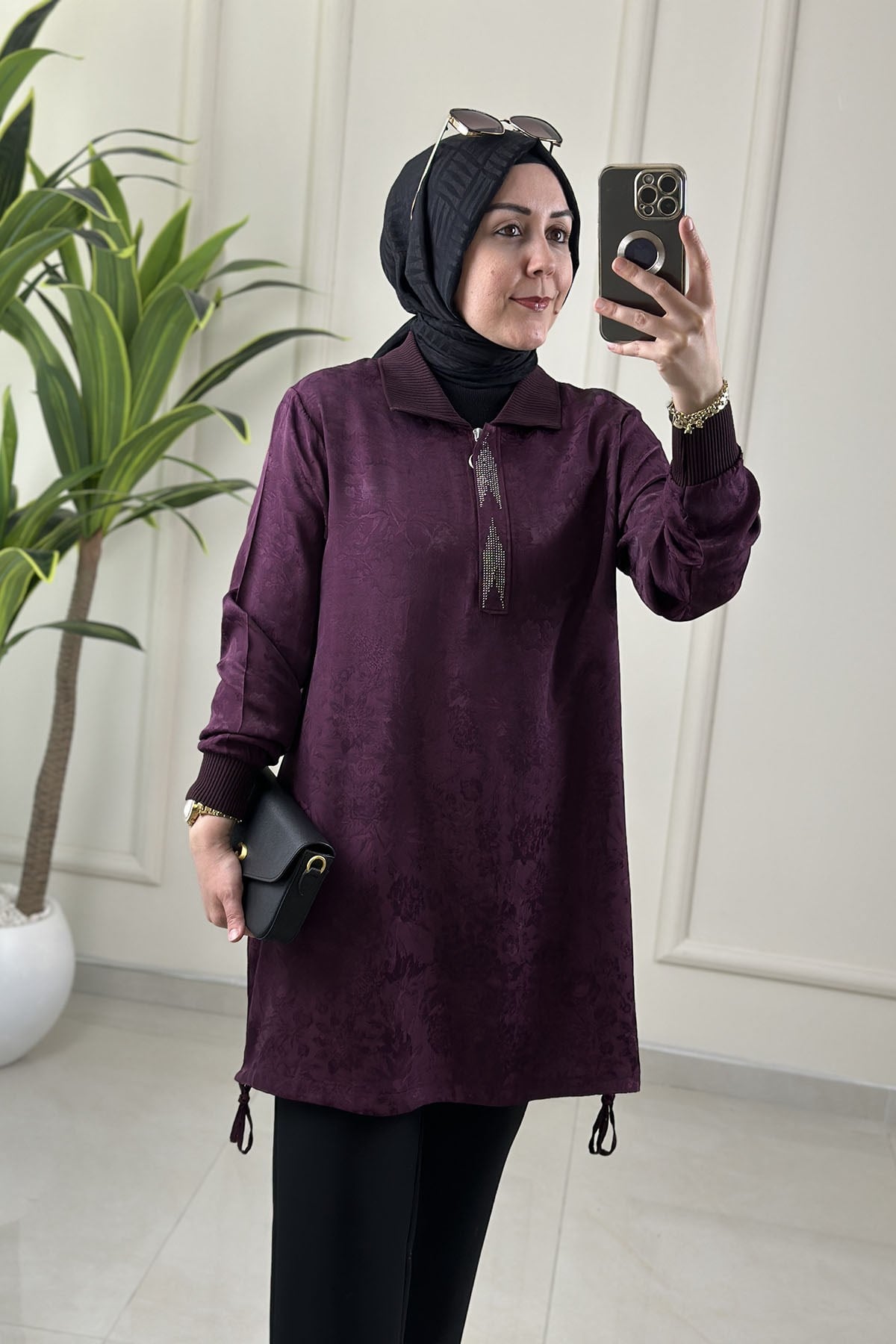 Tesettür Tunik ModelleriQupra Önü Yarım Fermuarlı Taş Detaylı Ribanalı Kadın Tunik Mürdüm KADO 262052