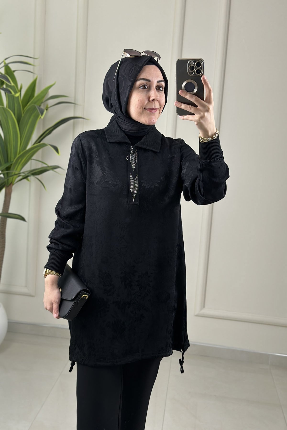 Tesettür Tunik ModelleriQupra Önü Yarım Fermuarlı Taş Detaylı Ribanalı Kadın Tunik Siyah KADO 262052