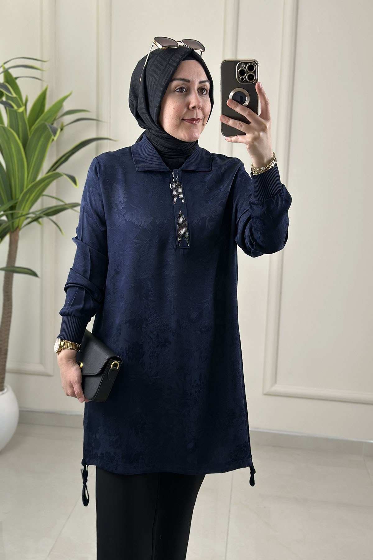 Tesettür Tunik ModelleriQupra Önü Yarım Fermuarlı Taş Detaylı Ribanalı Kadın Tunik Lacivert KADO 262052