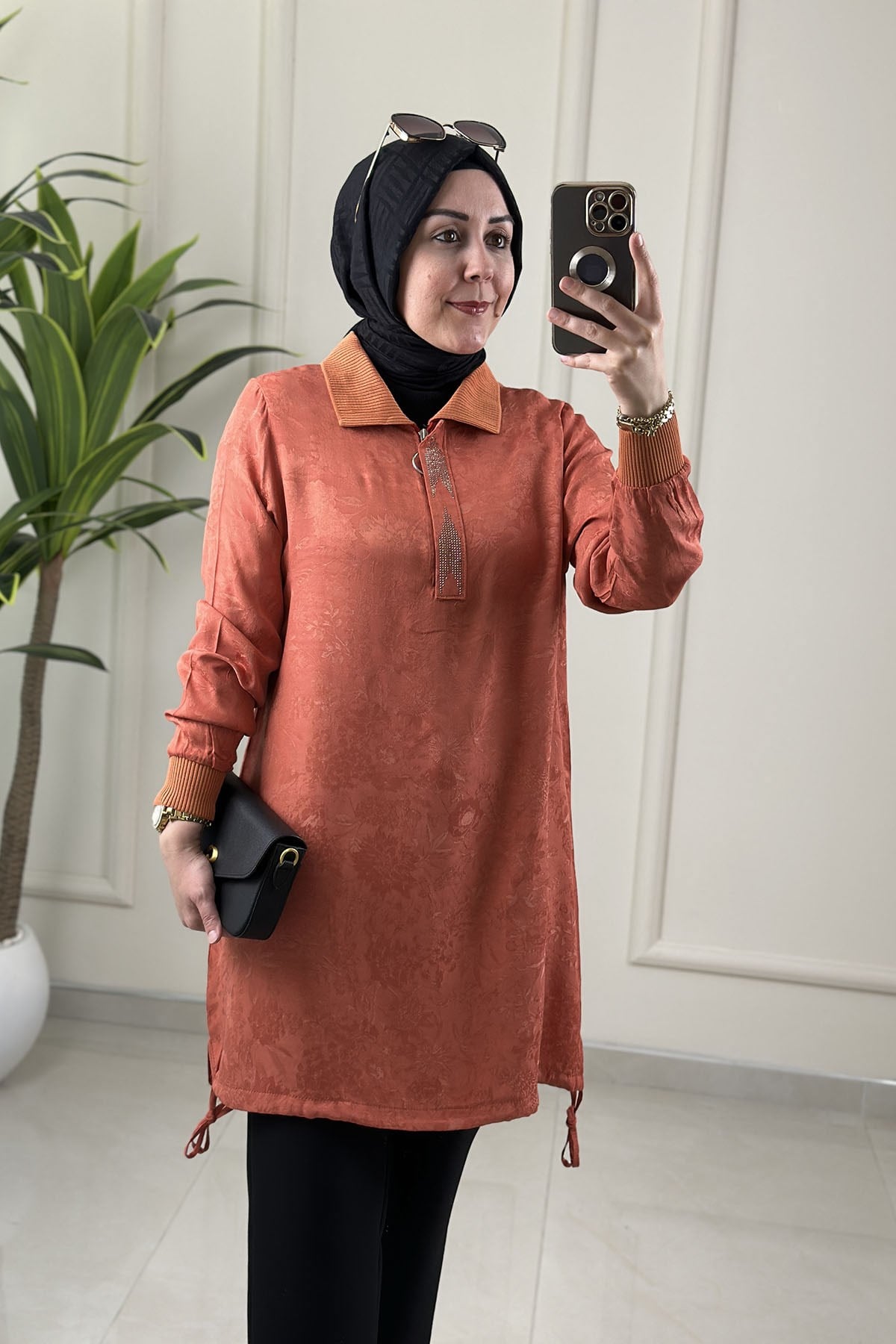 Tesettür Tunik ModelleriQupra Önü Yarım Fermuarlı Taş Detaylı Ribanalı Kadın Tunik Turuncu KADO 262052