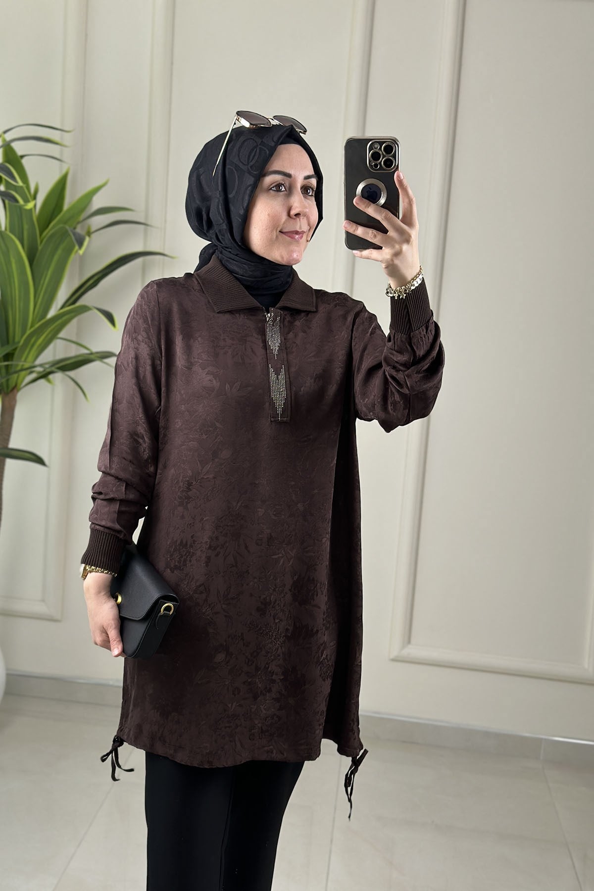 Tesettür Tunik ModelleriQupra Önü Yarım Fermuarlı Taş Detaylı Ribanalı Kadın Tunik Acı Kahve KADO 262052