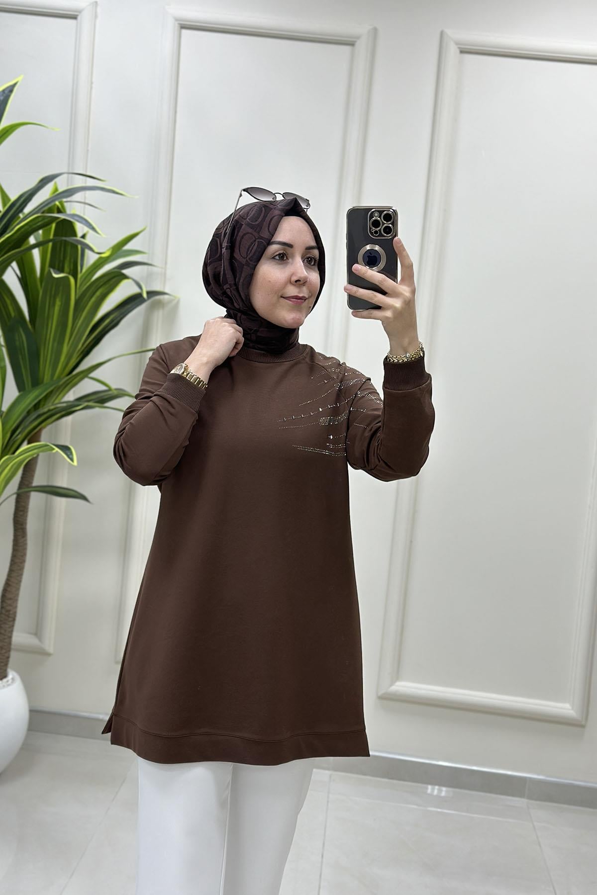 Tesettür Tunik ModelleriReglan Kol Omuz Taş Detaylı Ribanalı Kadın Tunik Kahverengi KADO 257261