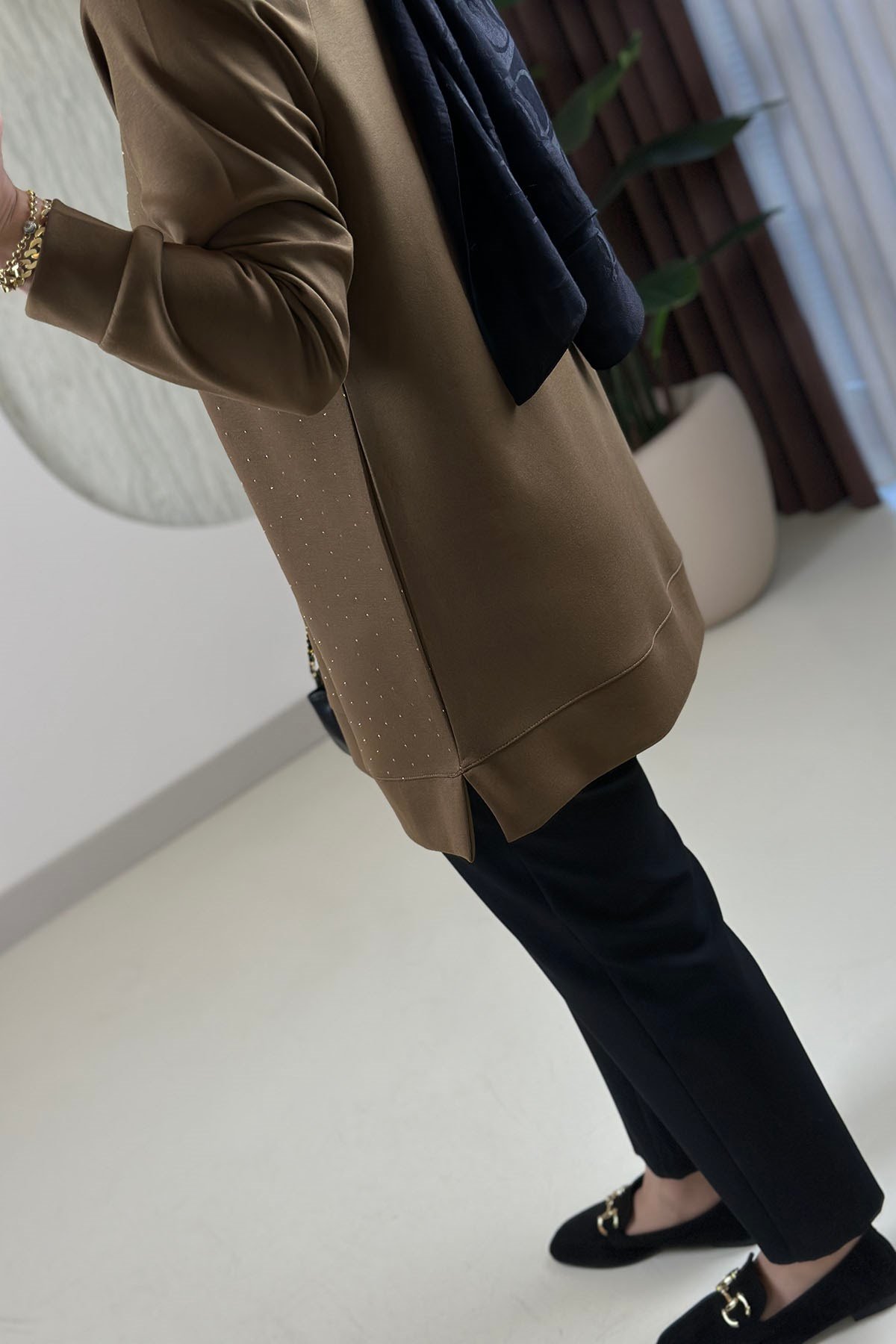 Tesettür Tunik ModelleriReglan Kol Önü Serpme Taş Detaylı Kadın Tunik Yağ Yeşili KADO 268190