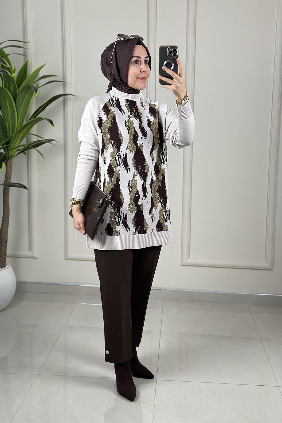 Tesettür Tunik ModelleriReglan Kol Önü Desenli Kadın Triko Tunik Bej SRY 6106