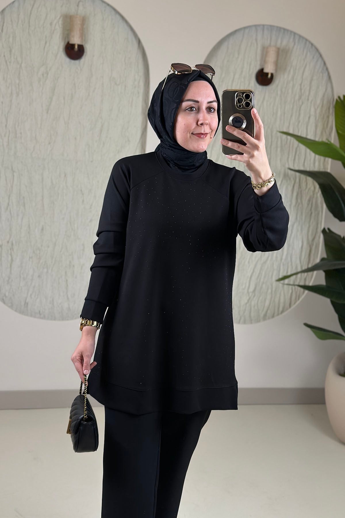 Tesettür Tunik ModelleriReglan Kol Önü Serpme Taş Detaylı Kadın Tunik Siyah KADO 268190