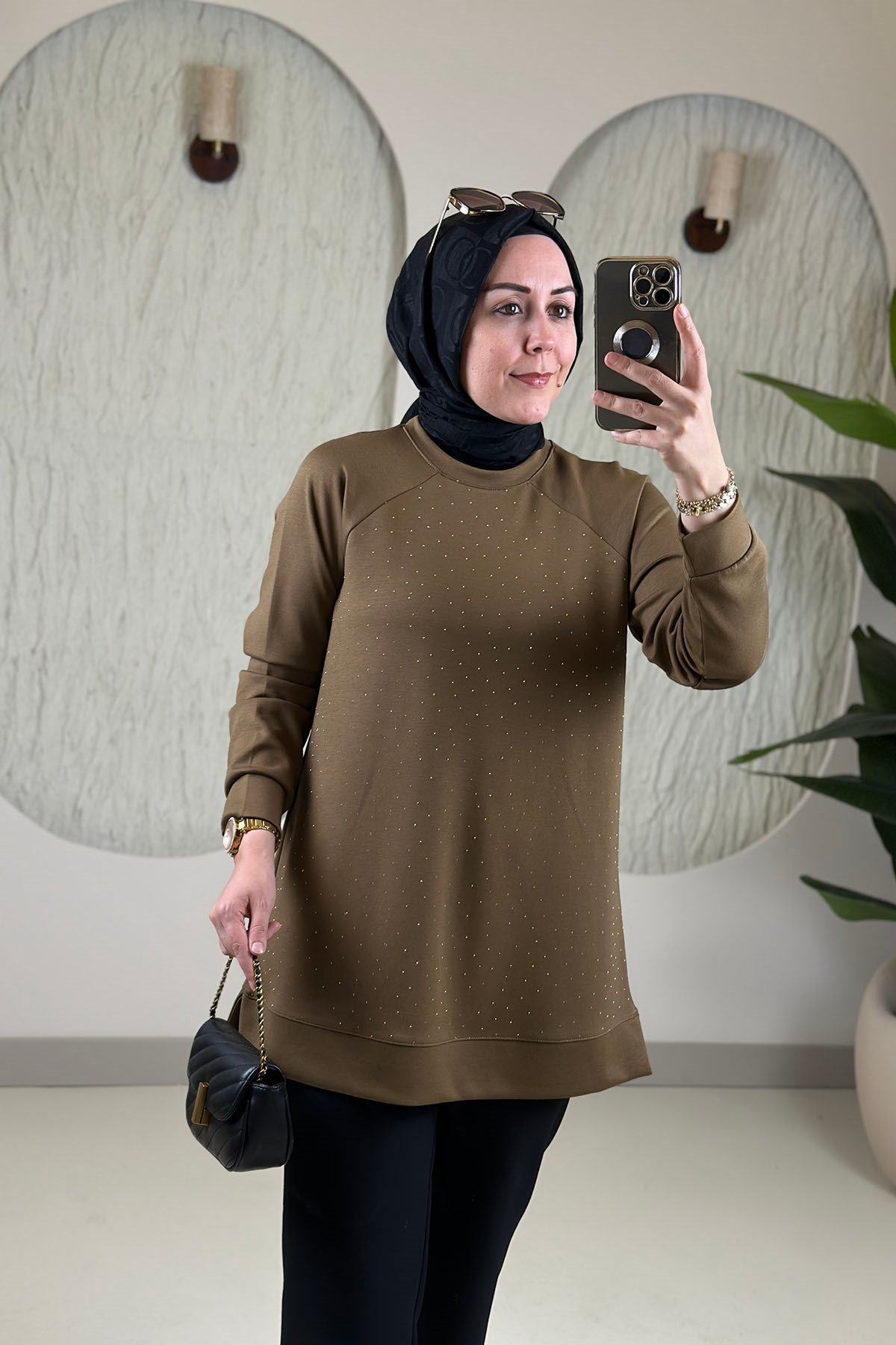 Tesettür Tunik ModelleriReglan Kol Önü Serpme Taş Detaylı Kadın Tunik Yağ Yeşili KADO 268190