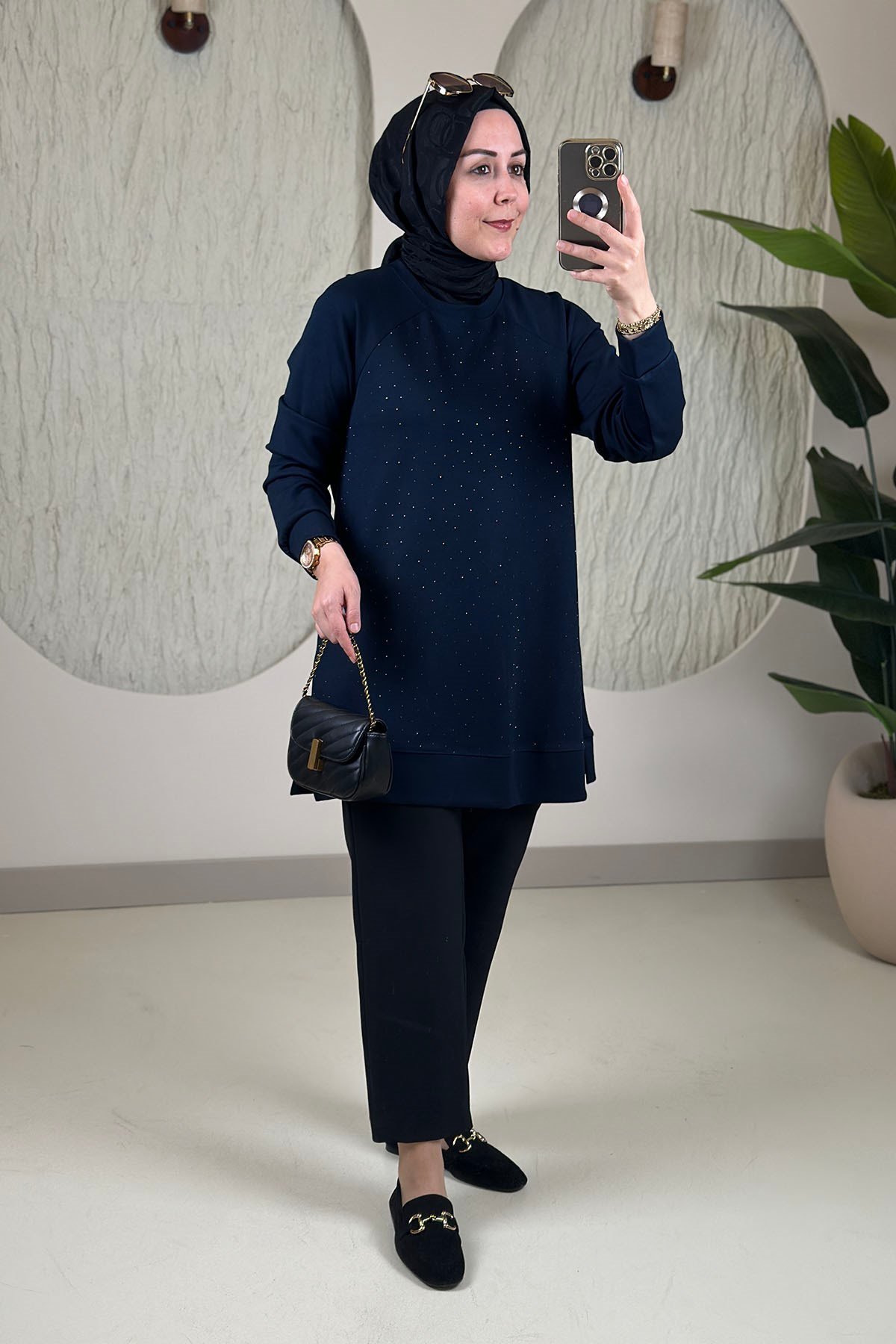 Tesettür Tunik ModelleriReglan Kol Önü Serpme Taş Detaylı Kadın Tunik Lacivert KADO 268190