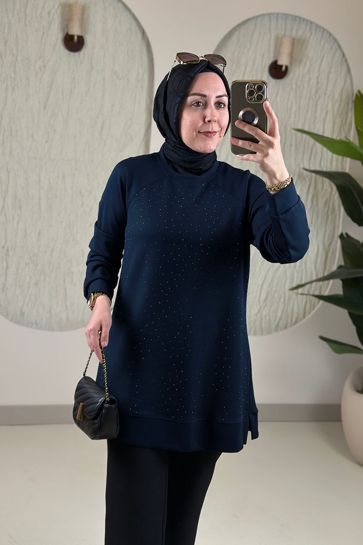 Tesettür Tunik ModelleriReglan Kol Önü Serpme Taş Detaylı Kadın Tunik Lacivert KADO 268190