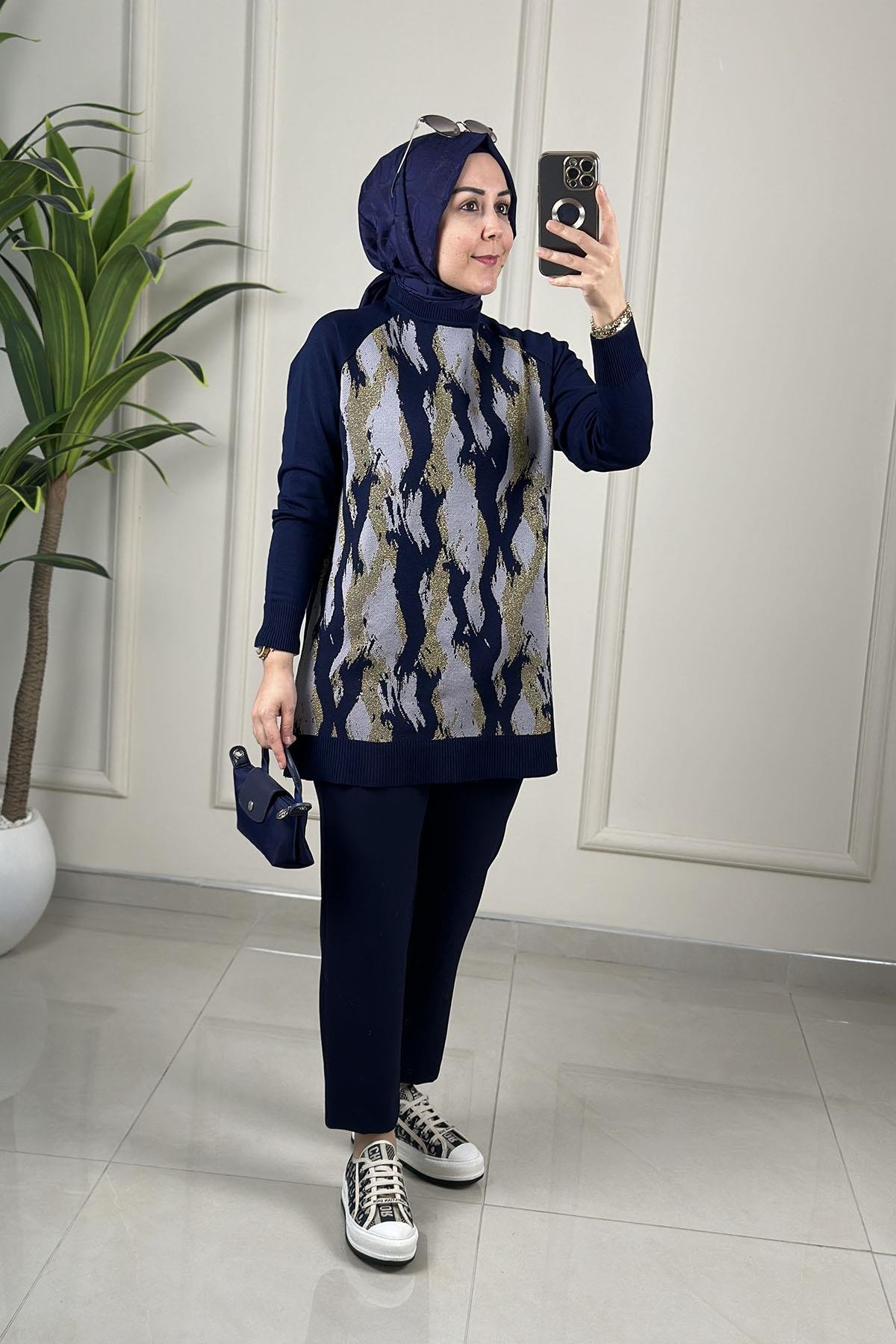 Tesettür Tunik ModelleriReglan Kol Önü Desenli Kadın Triko Tunik Lacivert SRY 6106