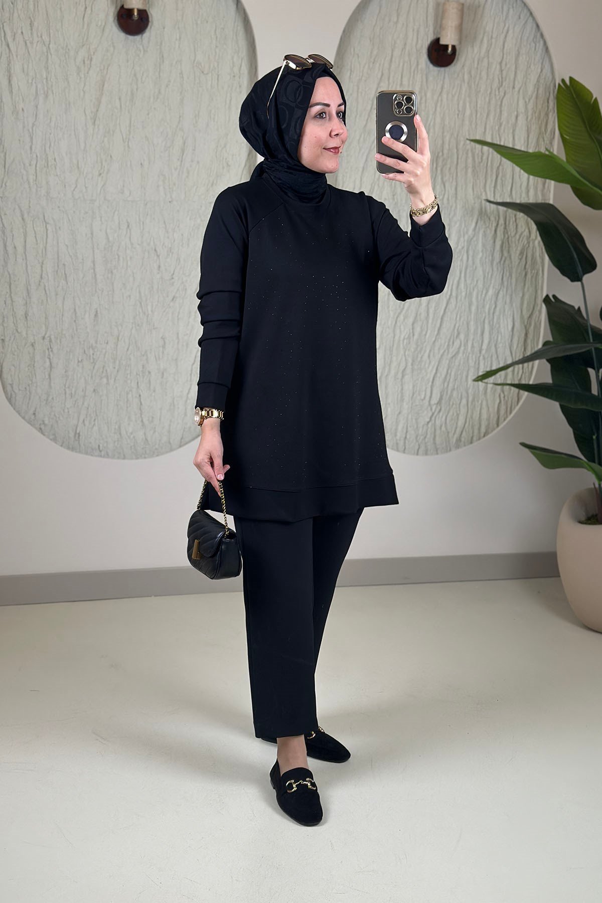 Tesettür Tunik ModelleriReglan Kol Önü Serpme Taş Detaylı Kadın Tunik Siyah KADO 268190