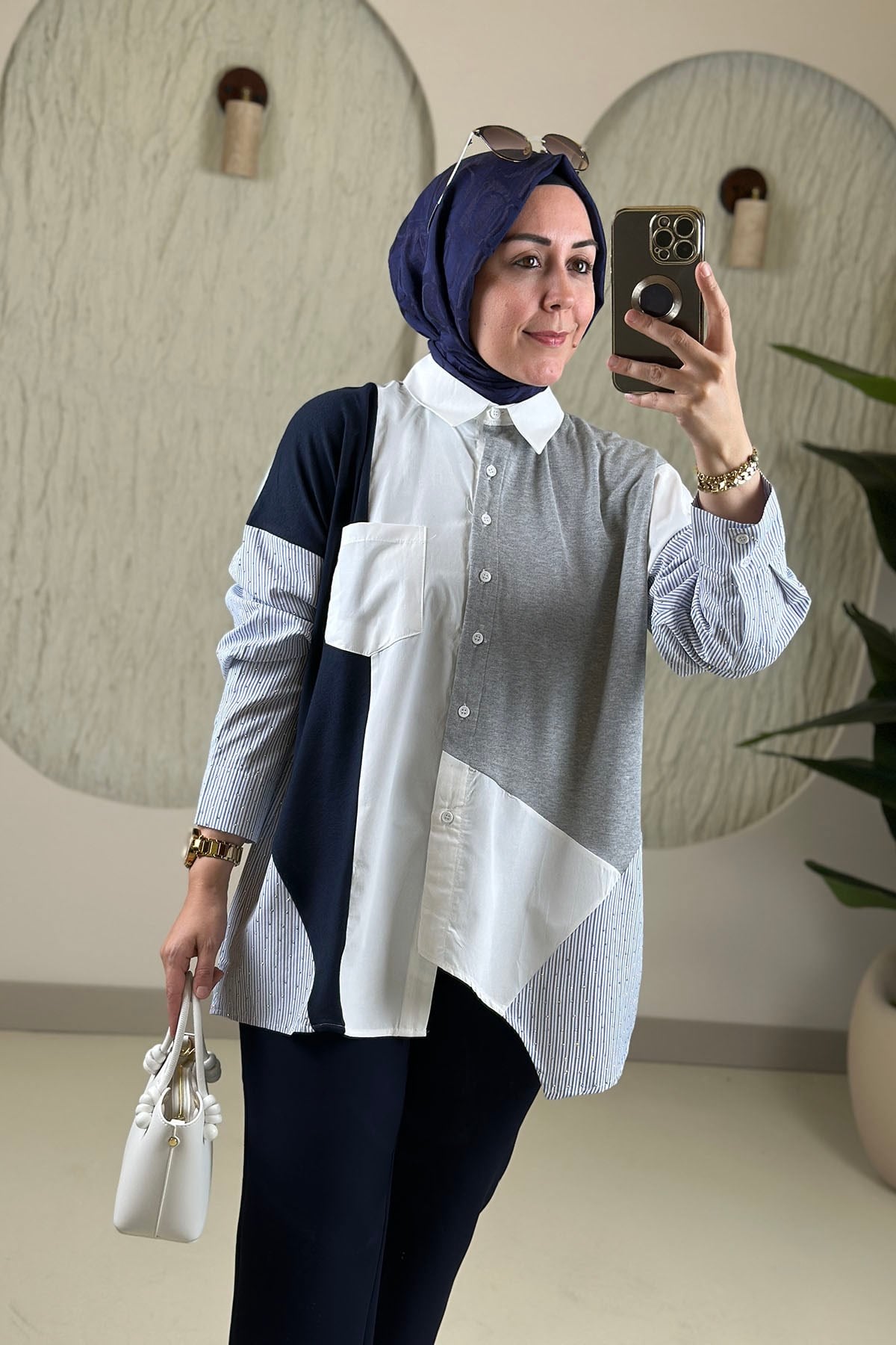 Tesettür Tunik ModelleriRenk Garnili Asimetrik Kesim Arkası Çapraz Model Kadın Gömlek Tunik Mavi NOX 5799