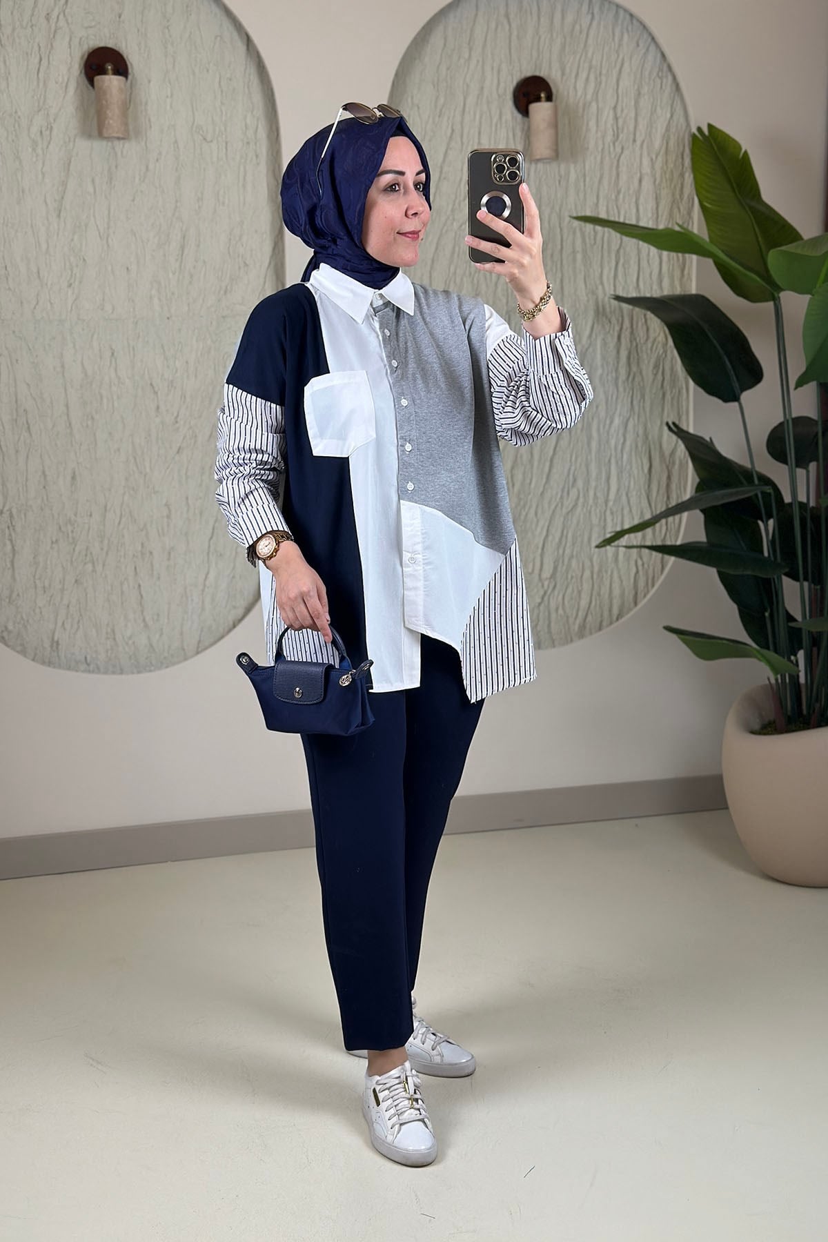 Tesettür Tunik ModelleriRenk Garnili Asimetrik Kesim Arkası Çapraz Model Kadın Gömlek Tunik Lacivert NOX 5799