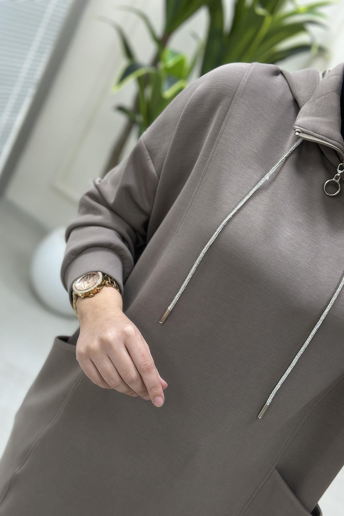 Tesettür Tunik ModelleriYaka Fermuarlı Taş İpli Önü Cepli Oysho Kadın Tunik Vizon MSE 3069