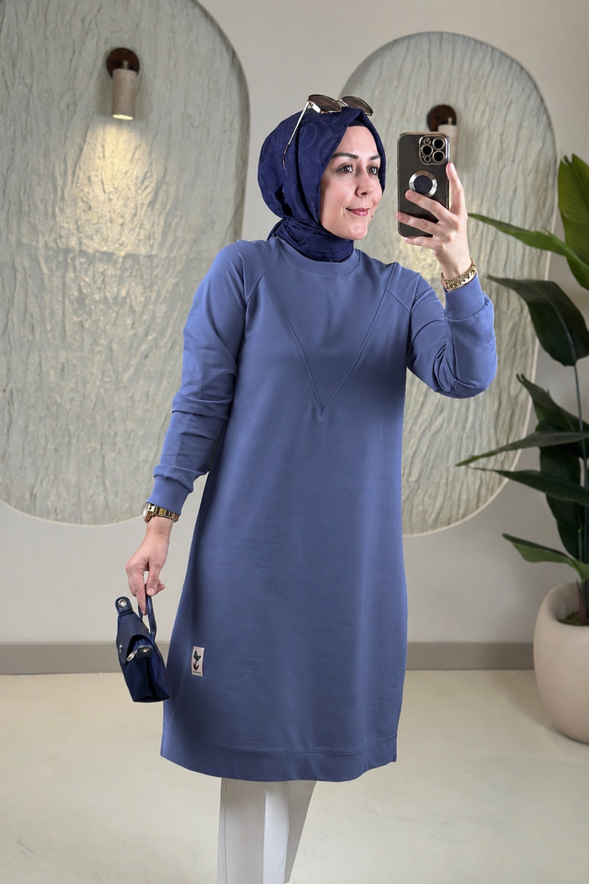 Tesettür Tunik ModelleriYaka ve Kol Ribanalı Arma Detaylı Kadın Tunik Mavi KADO 257212