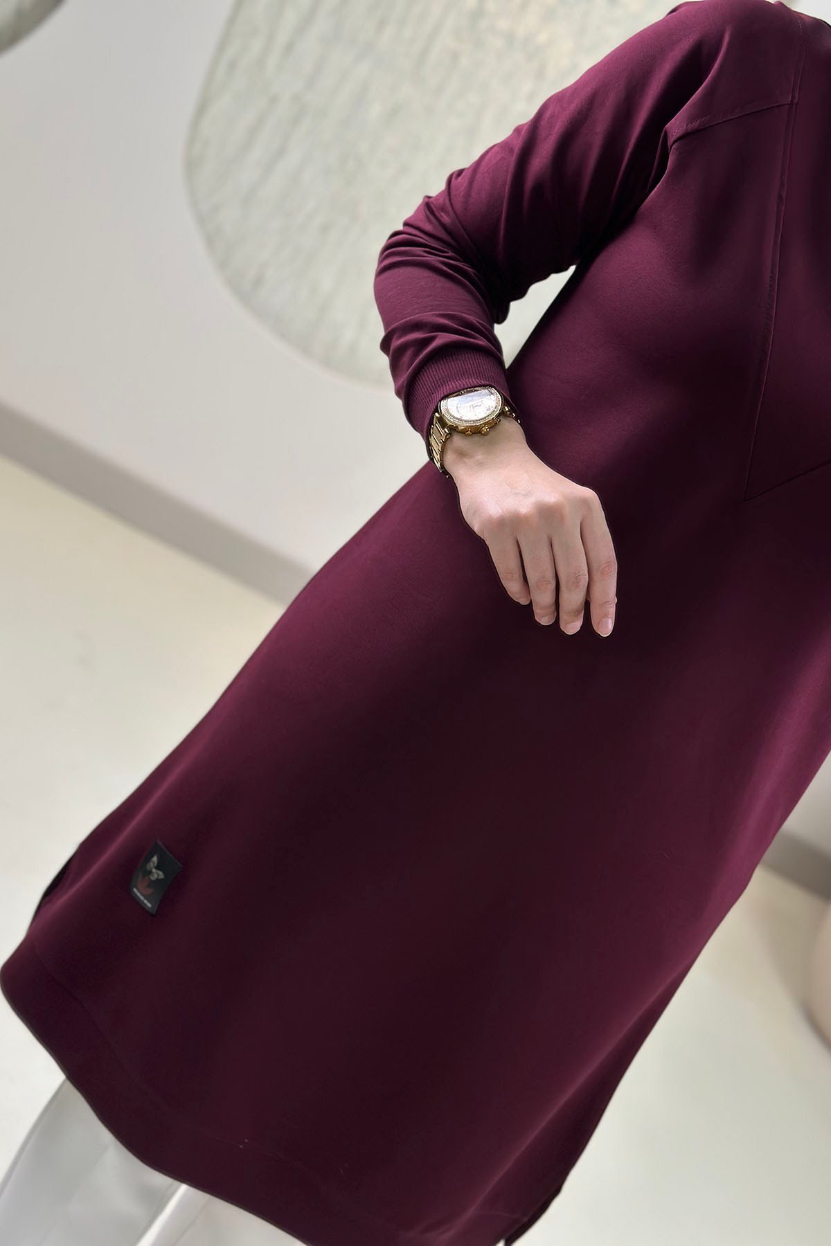 Tesettür Tunik ModelleriYaka ve Kol Ribanalı Arma Detaylı Kadın Tunik Bordo KADO 257212