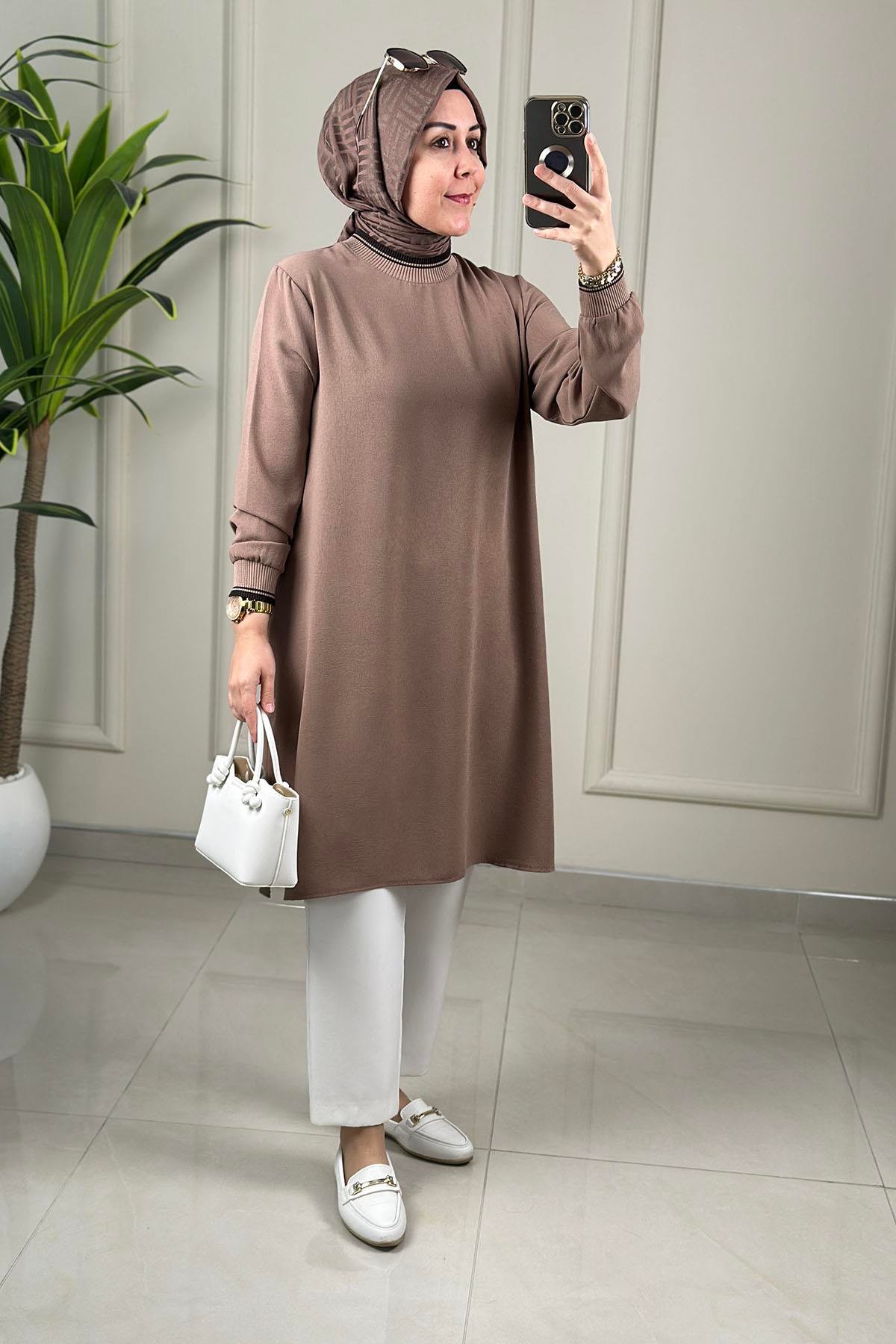 Tesettür Tunik ModelleriYaka ve Kol Ribanalı Renk Garnili Kadın Tunik Sütlü Kahve KADO 262642