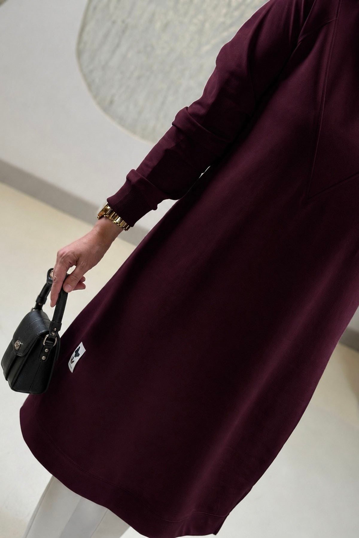 Tesettür Tunik ModelleriYaka ve Kol Ribanalı Arma Detaylı Kadın Tunik Bordo KADO 257212