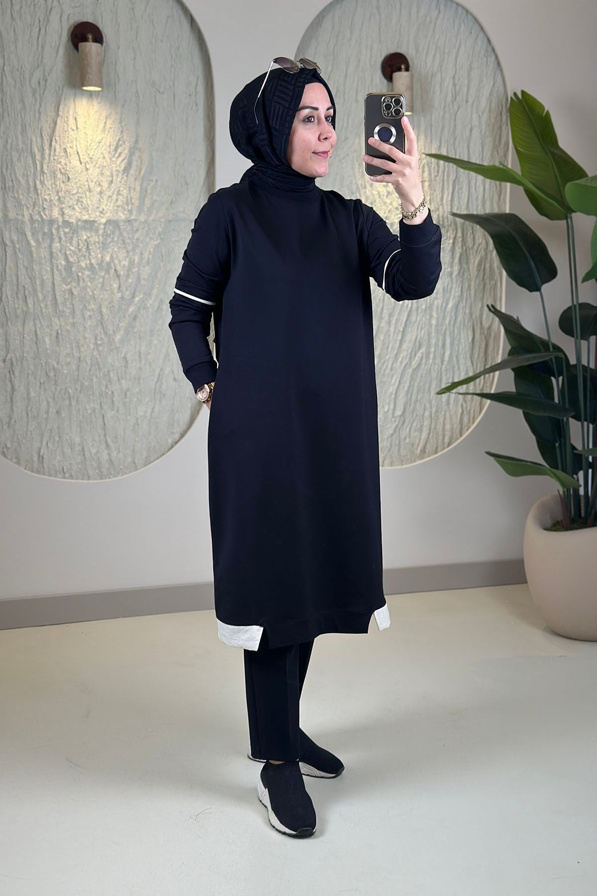 Tesettür Tunik ModelleriYaka ve Kol Ribanalı Garnili Cepli Kadın Tunik Siyah KADO 262376