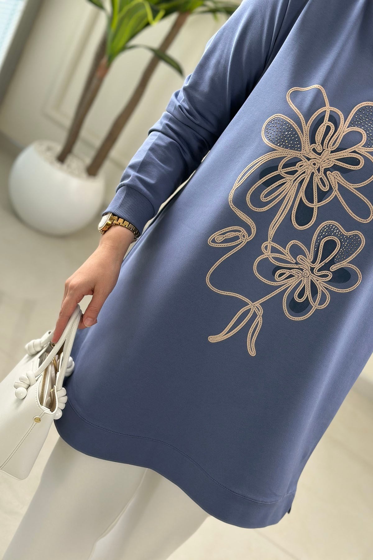 Tesettür Tunik ModelleriYaka ve Kol Ribanalı Önü Baskılı Kadın Tunik Mavi KADO 262908 