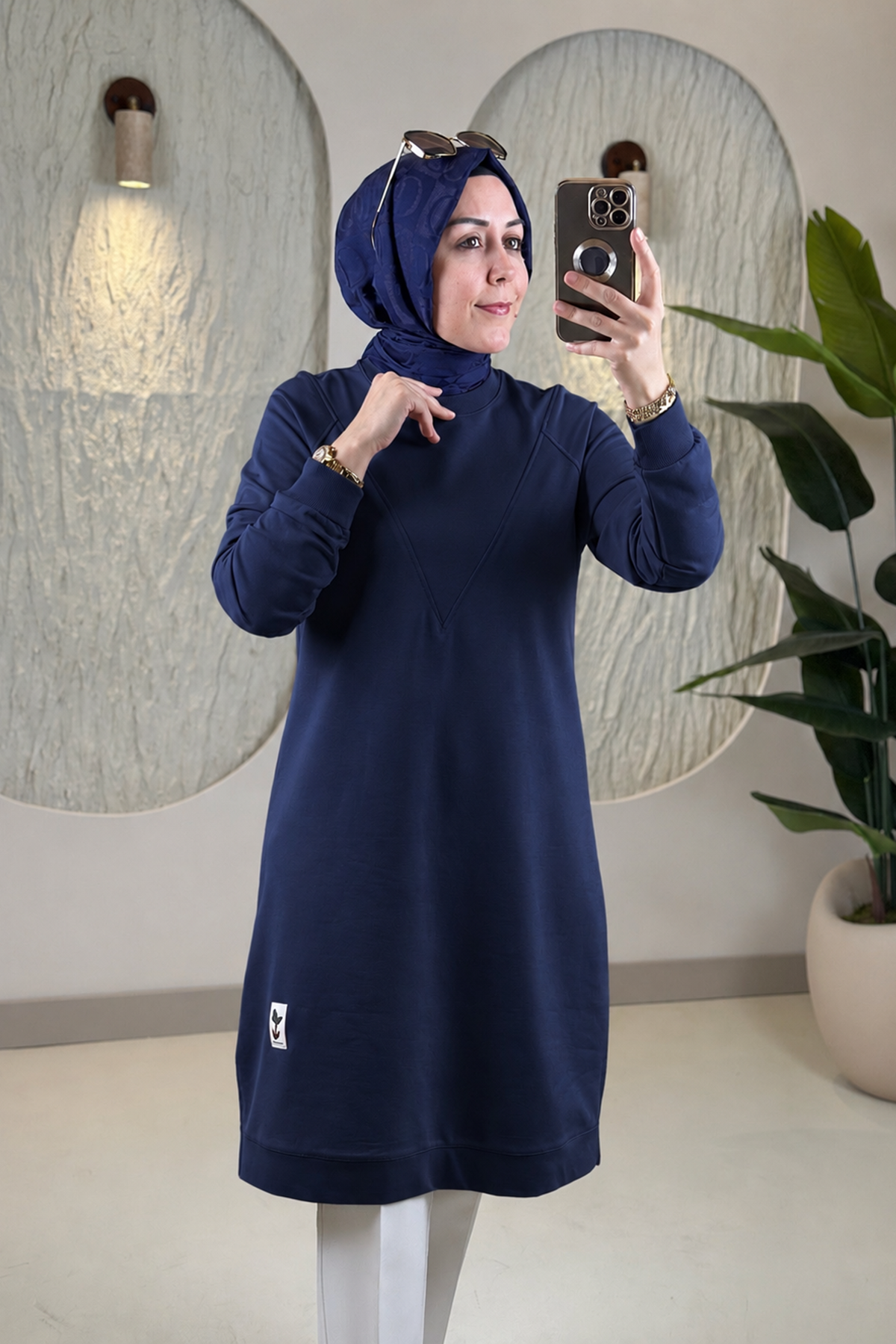 Tesettür Tunik ModelleriYaka ve Kol Ribanalı Arma Detaylı Kadın Tunik Lacivert KADO 257212