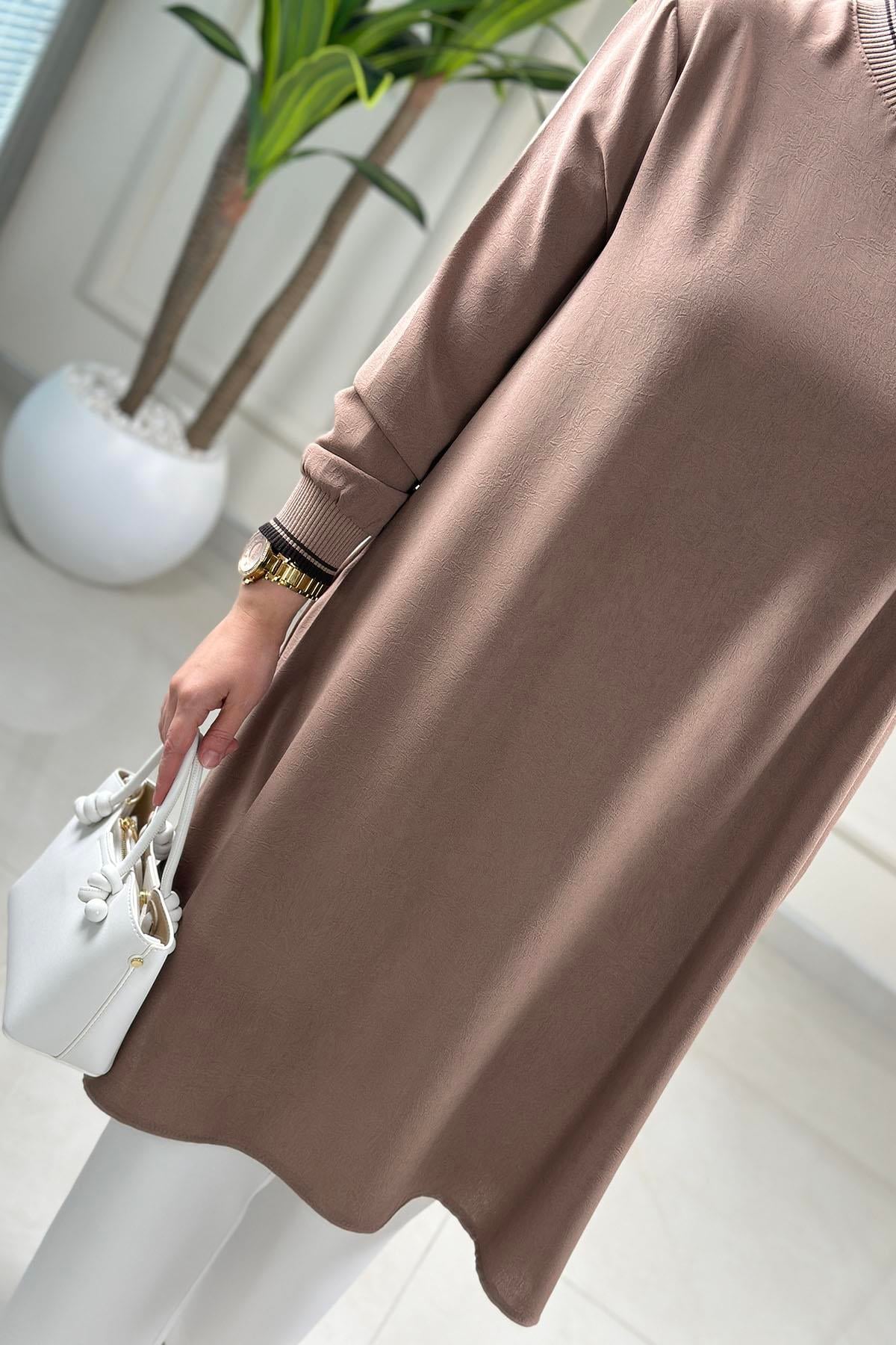 Tesettür Tunik ModelleriYaka ve Kol Ribanalı Renk Garnili Kadın Tunik Sütlü Kahve KADO 262642