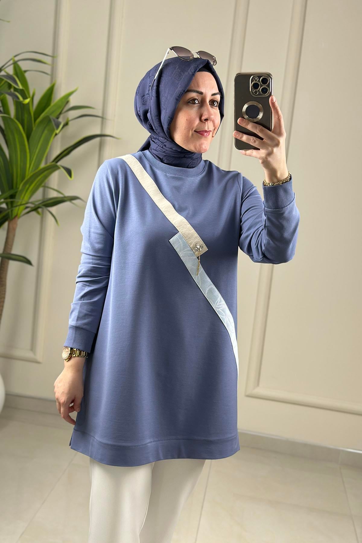 Tesettür Tunik ModelleriYaka ve Kol Ribanalı Önü Renk Garnili Kadın Tunik Mavi KADO 262608